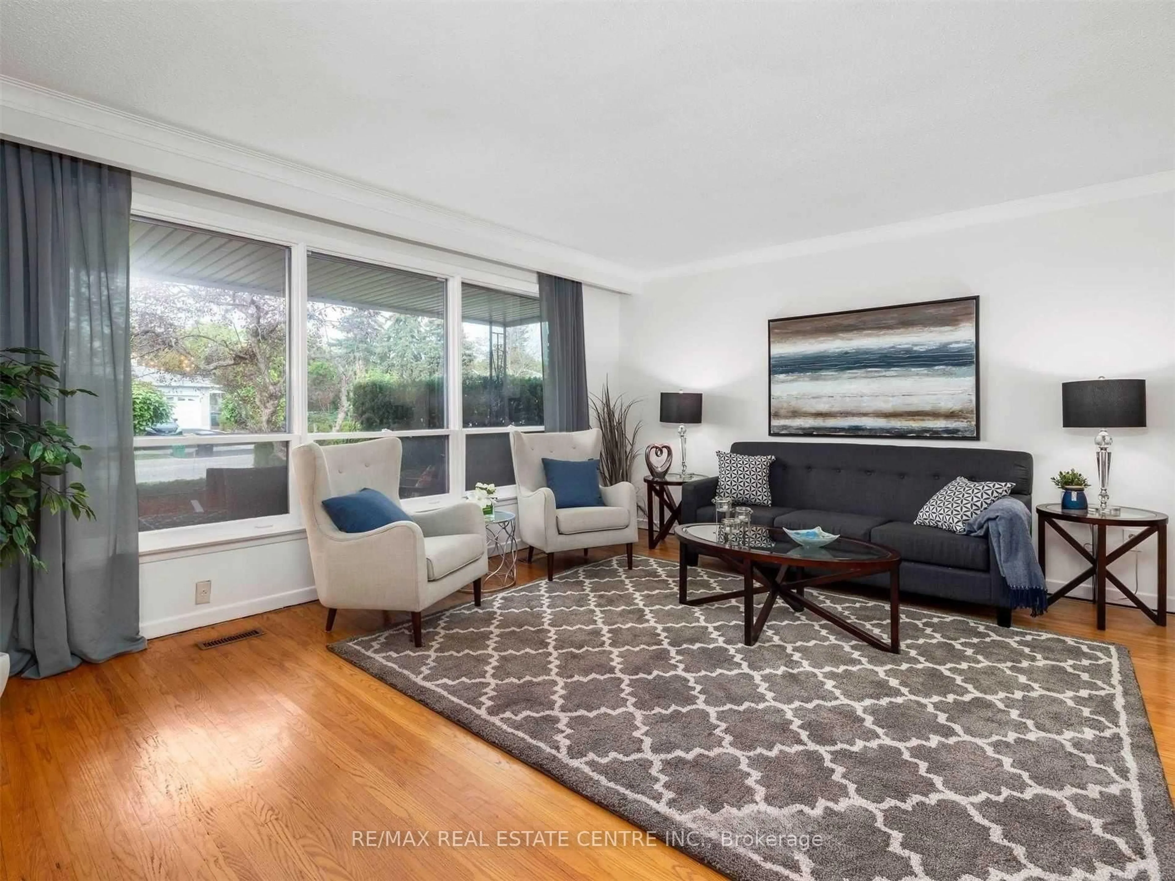 Living room with furniture, unknown for 3574 Golden Orchard Dr, Mississauga Ontario L4Y 3H8