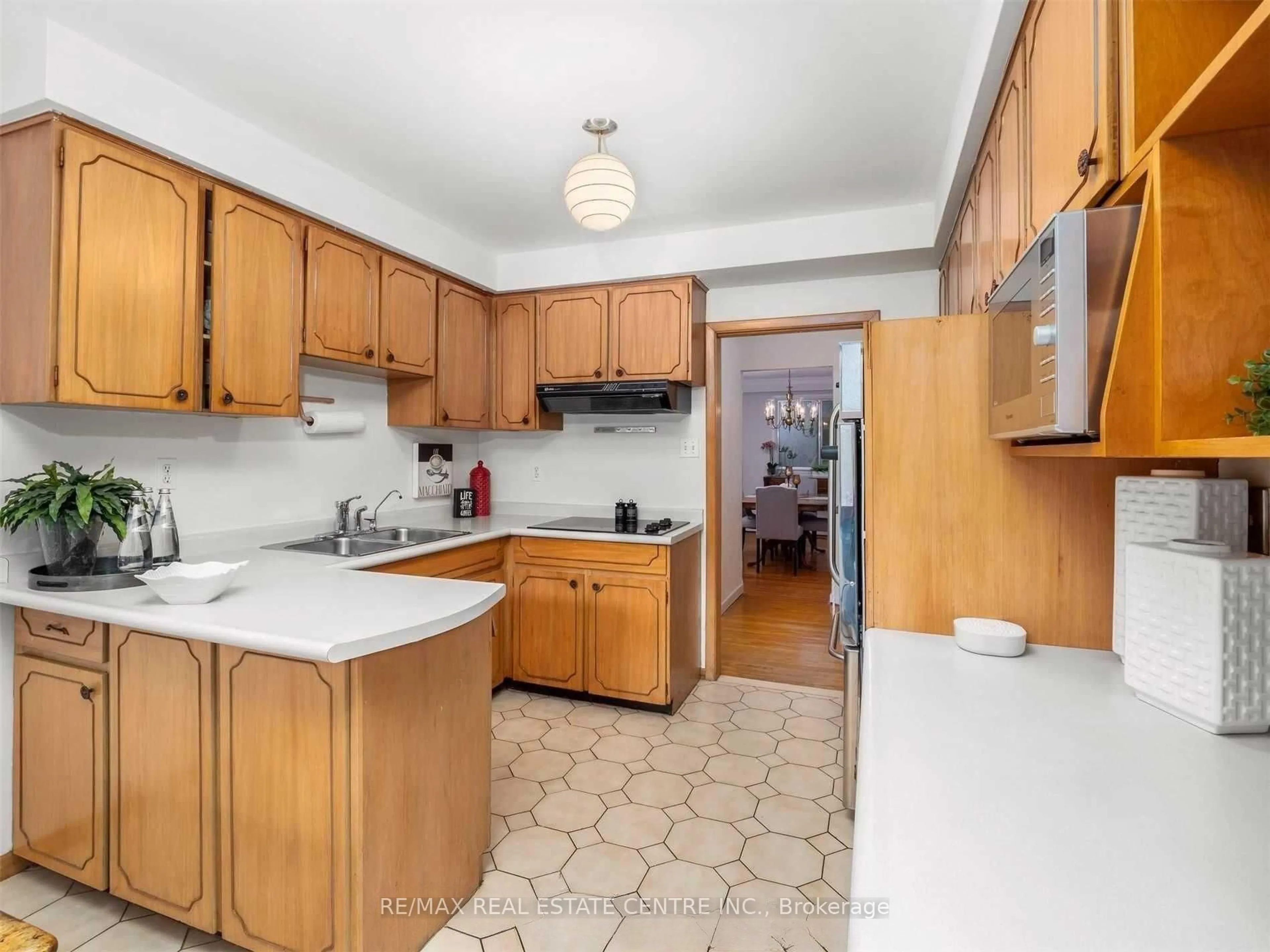Standard kitchen, unknown for 3574 Golden Orchard Dr, Mississauga Ontario L4Y 3H8