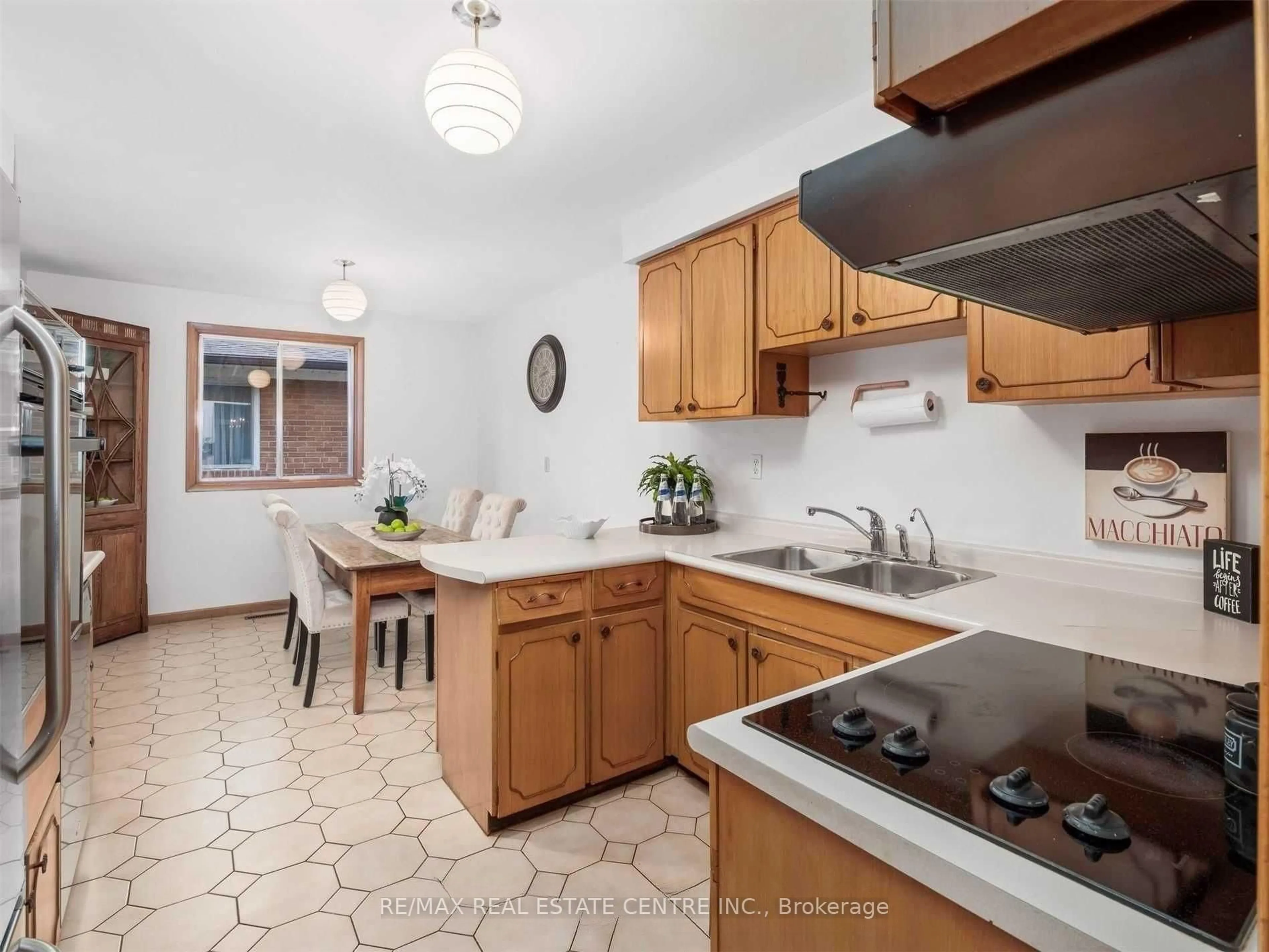 Standard kitchen, ceramic/tile floor for 3574 Golden Orchard Dr, Mississauga Ontario L4Y 3H8