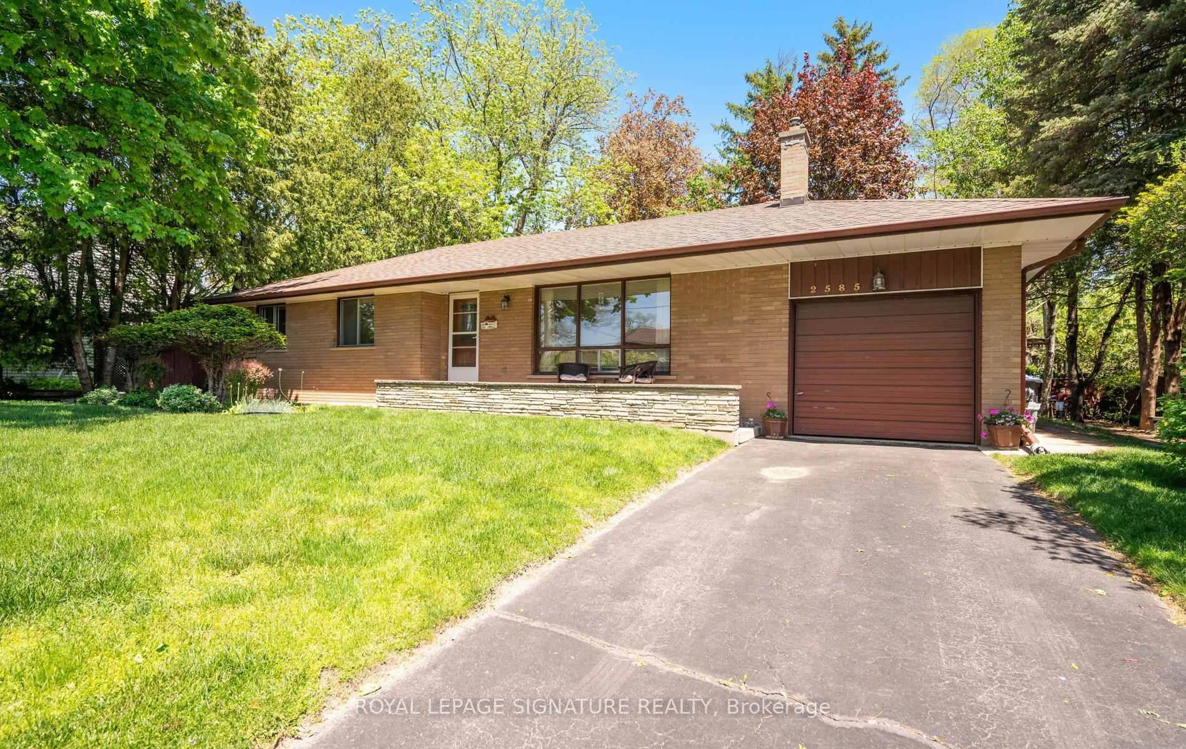 Home with brick exterior material, street for 2585 Jarvis St, Mississauga Ontario L5C 2P9