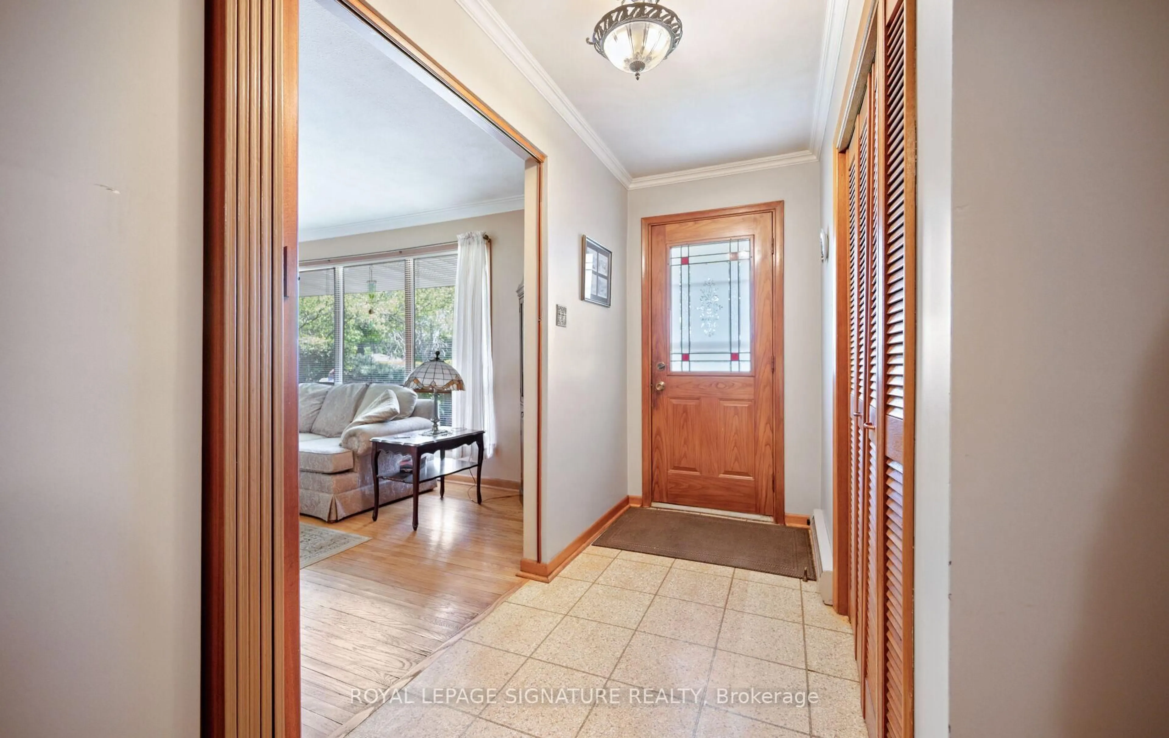 Indoor entryway for 2585 Jarvis St, Mississauga Ontario L5C 2P9