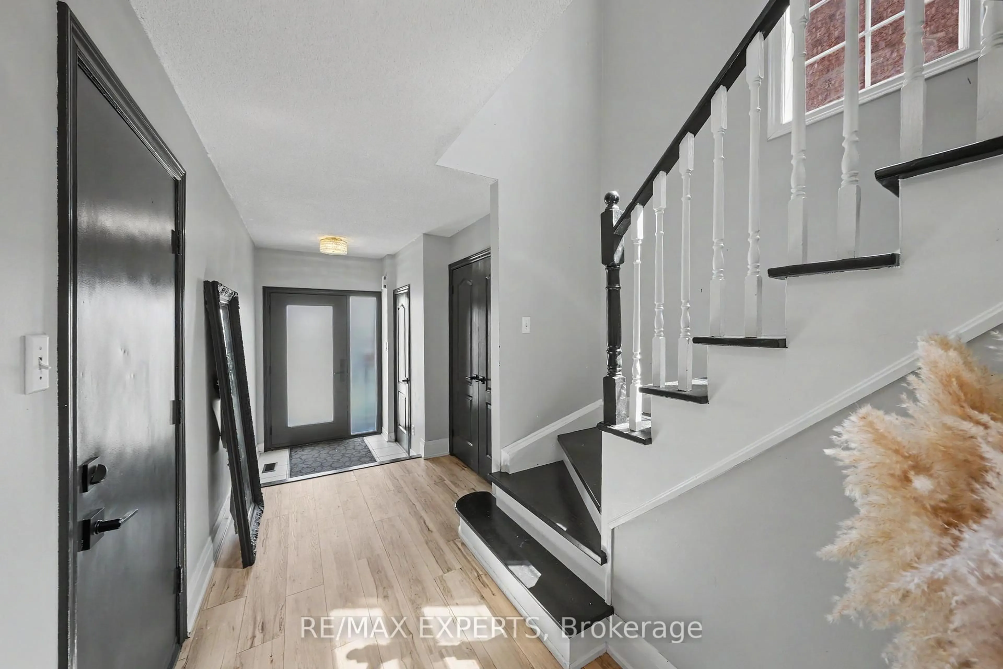 Indoor entryway for 40 Waterbury St, Caledon Ontario L7E 1X4