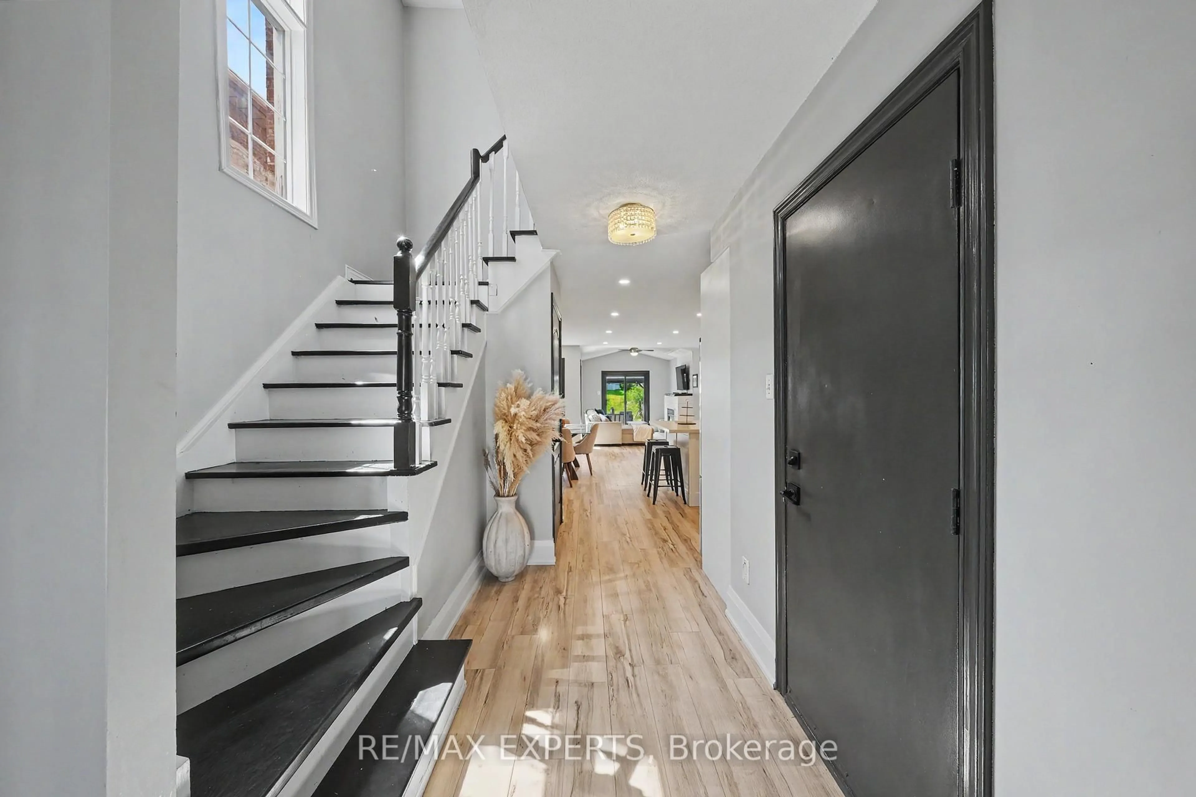 Indoor entryway for 40 Waterbury St, Caledon Ontario L7E 1X4