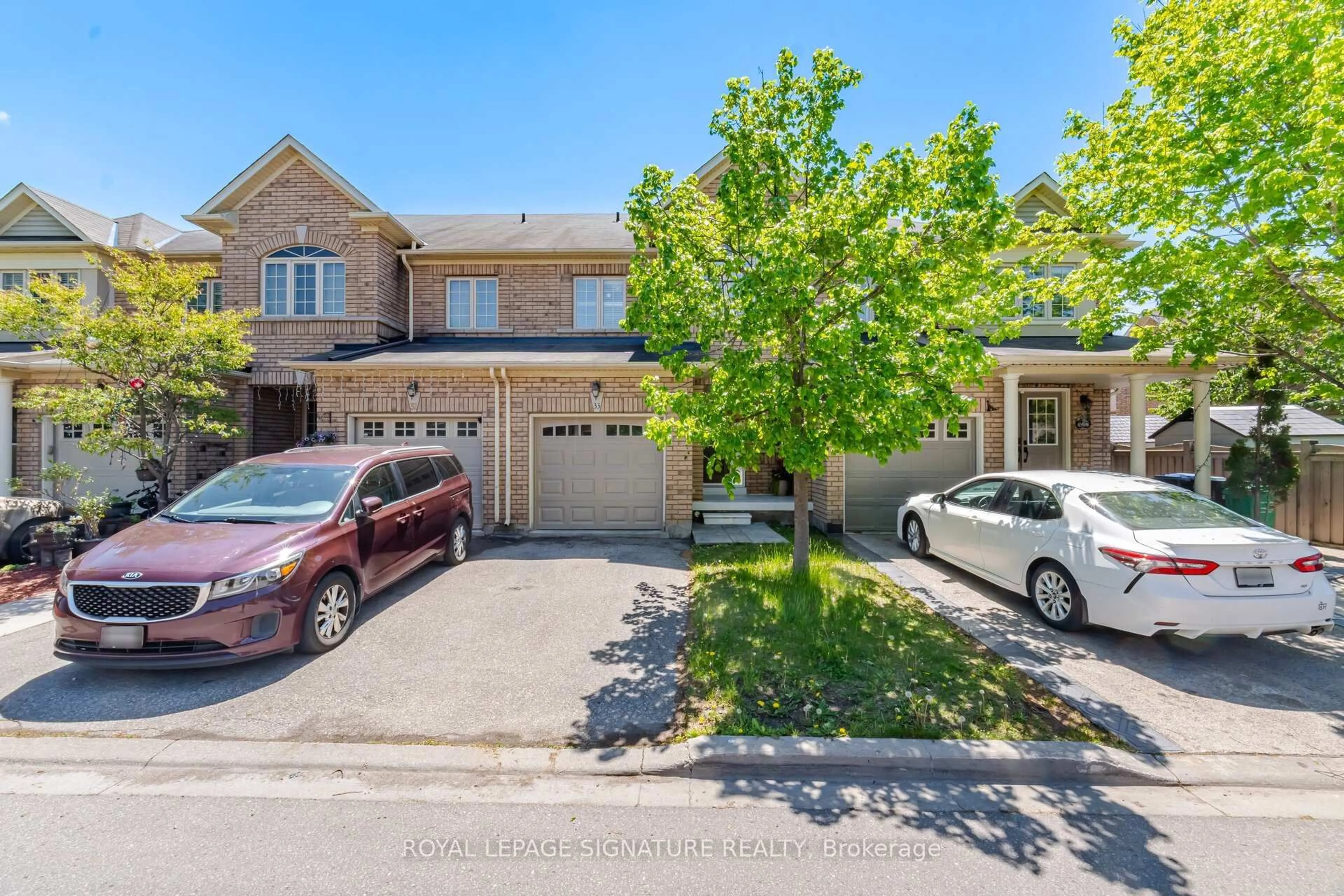 A pic from outside/outdoor area/front of a property/back of a property/a pic from drone, street for 33 Bay Breeze Dr, Brampton Ontario L6R 0M1