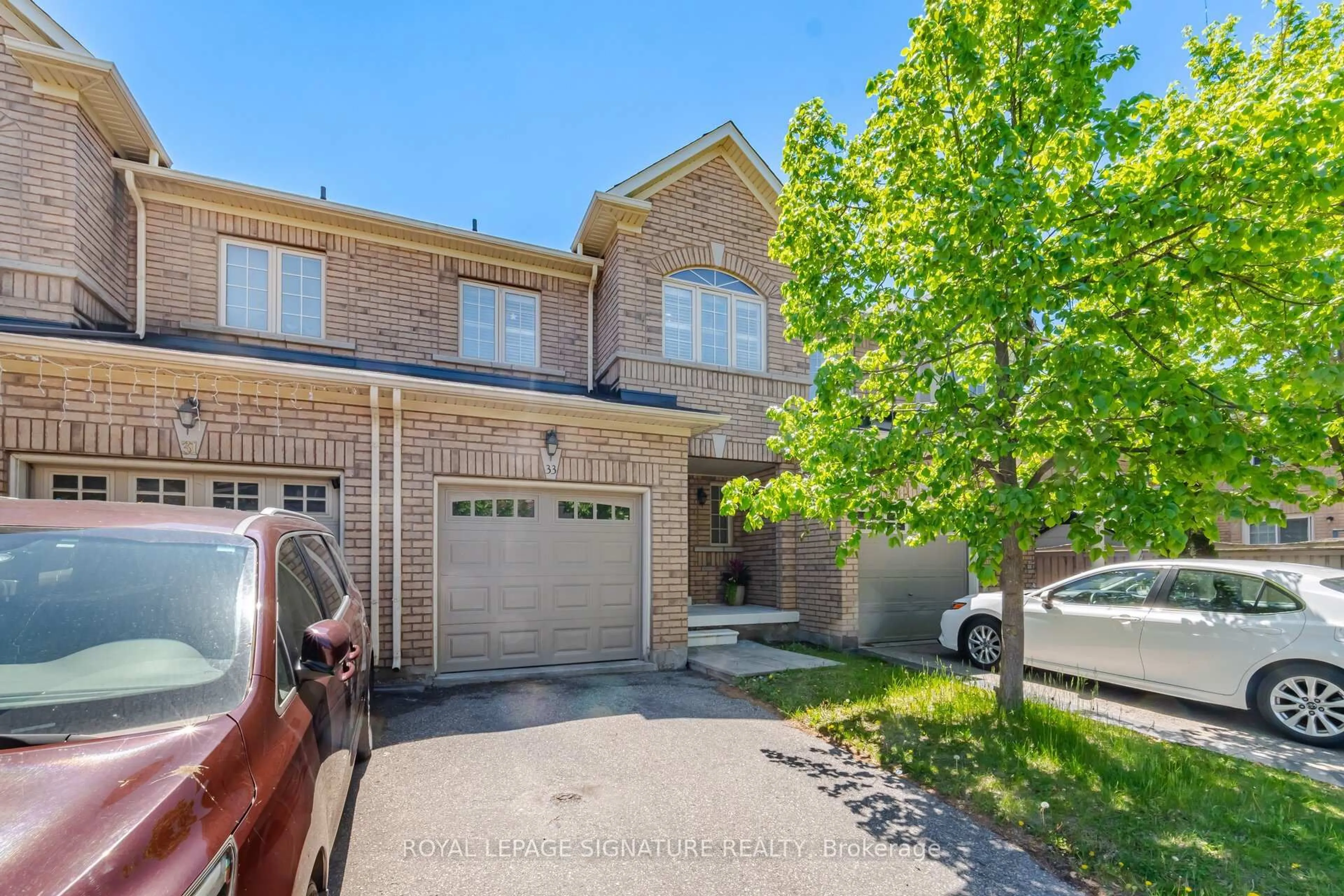 A pic from outside/outdoor area/front of a property/back of a property/a pic from drone, street for 33 Bay Breeze Dr, Brampton Ontario L6R 0M1