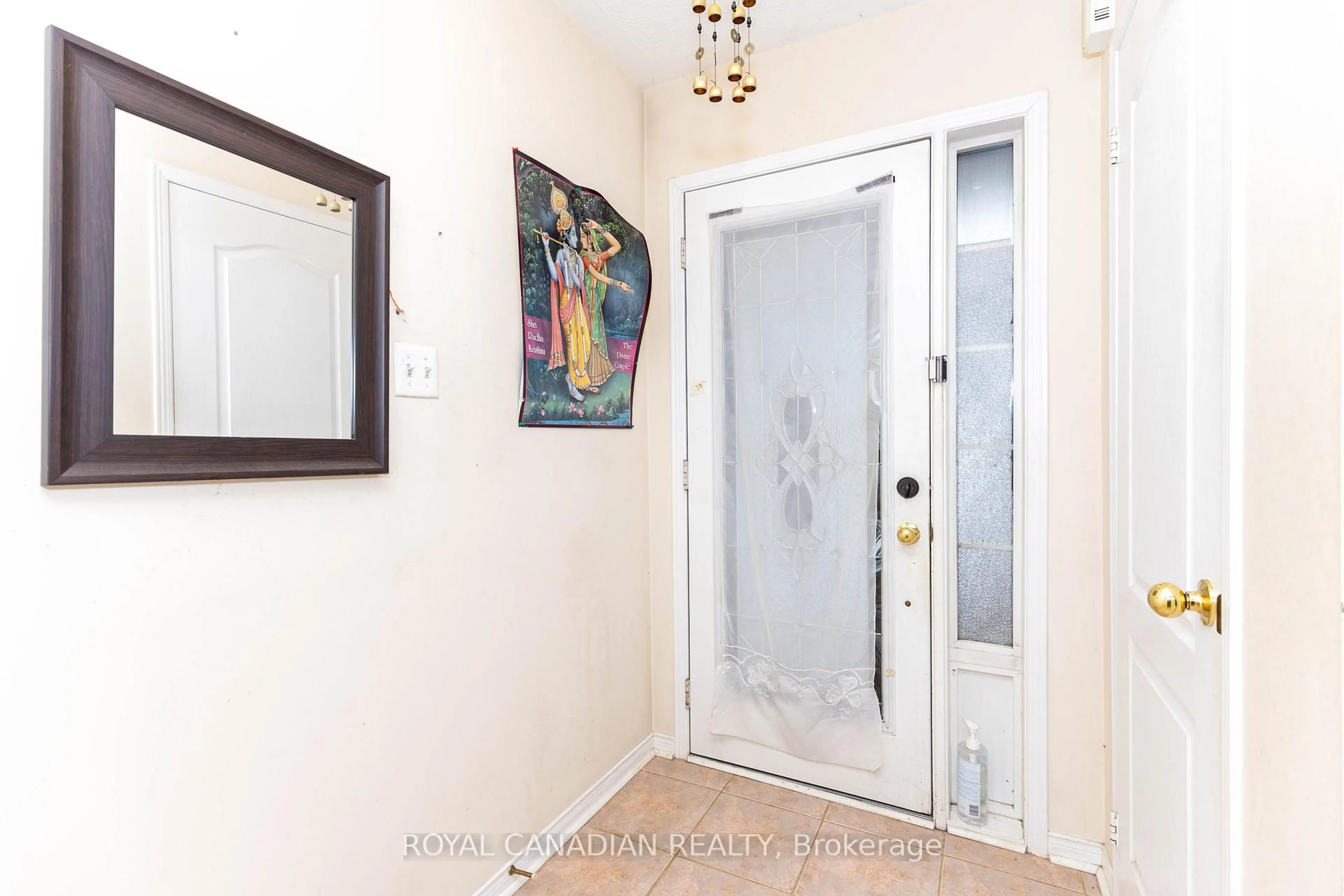 Indoor entryway for 101 Crystalview Cres, Brampton Ontario L6P 2S2