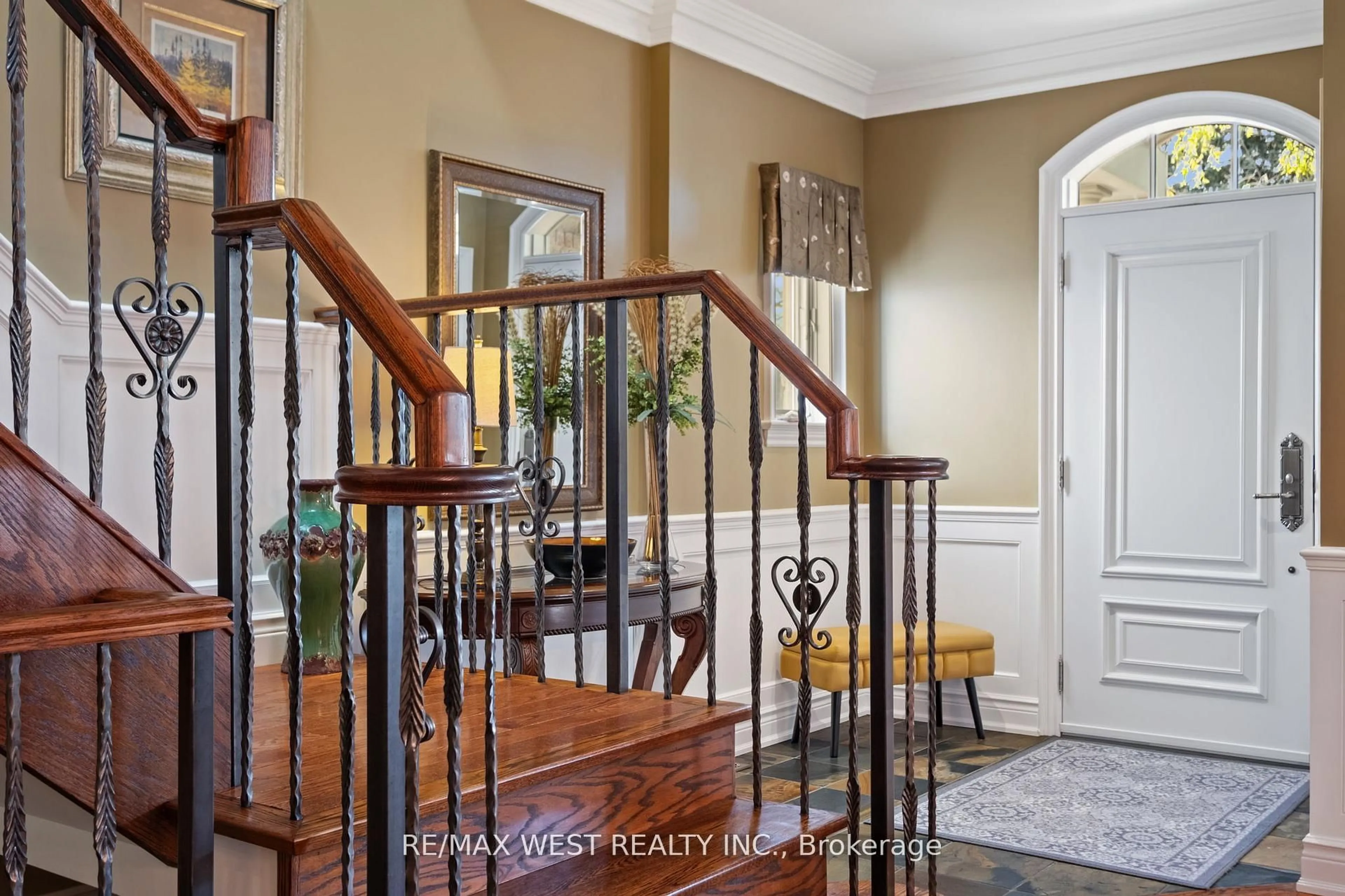 Indoor entryway for 11 Tremont Rd, Toronto Ontario M9B 3X3