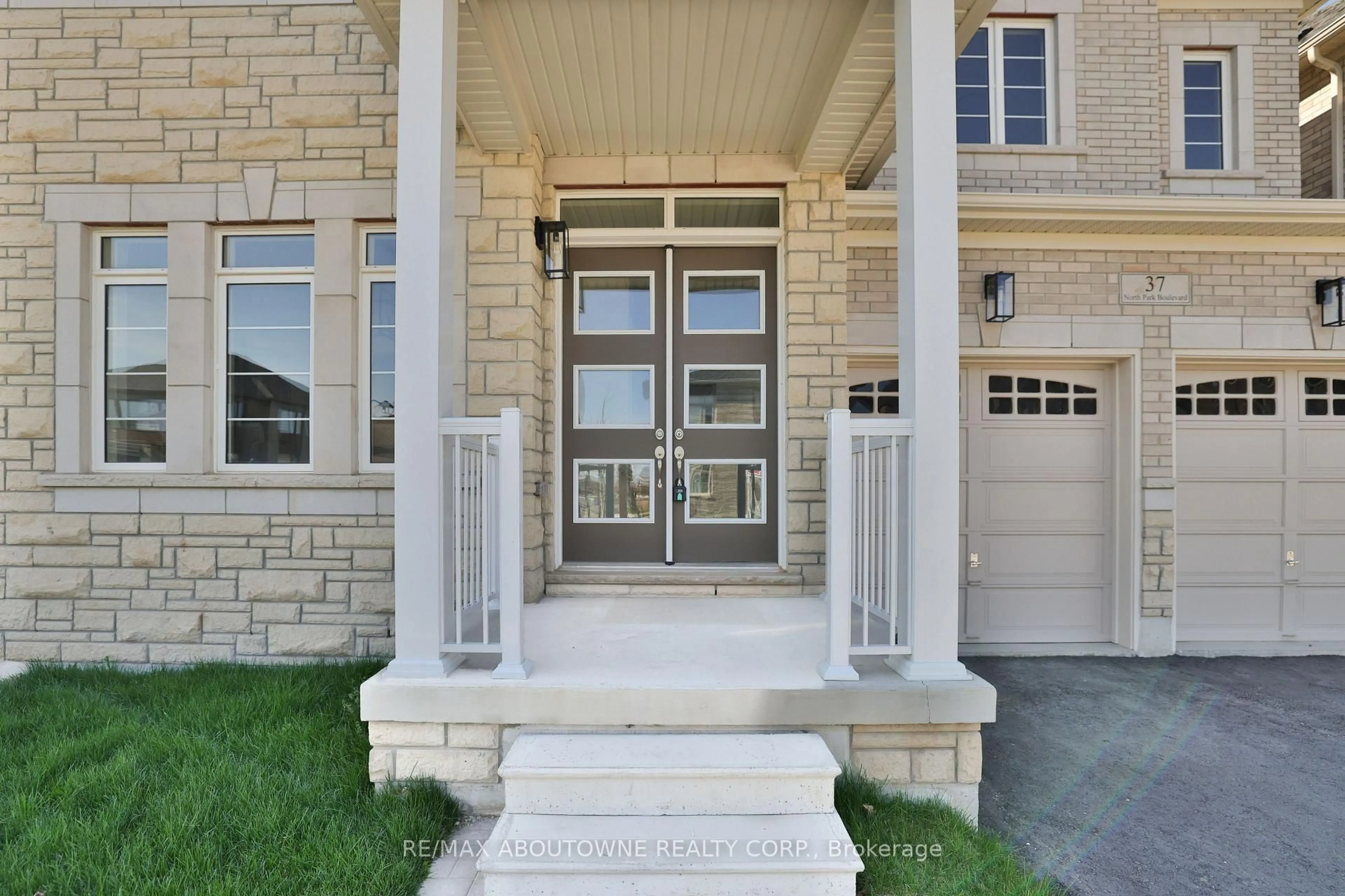 Indoor entryway for 37 North Park Blvd, Oakville Ontario L6M 0W8