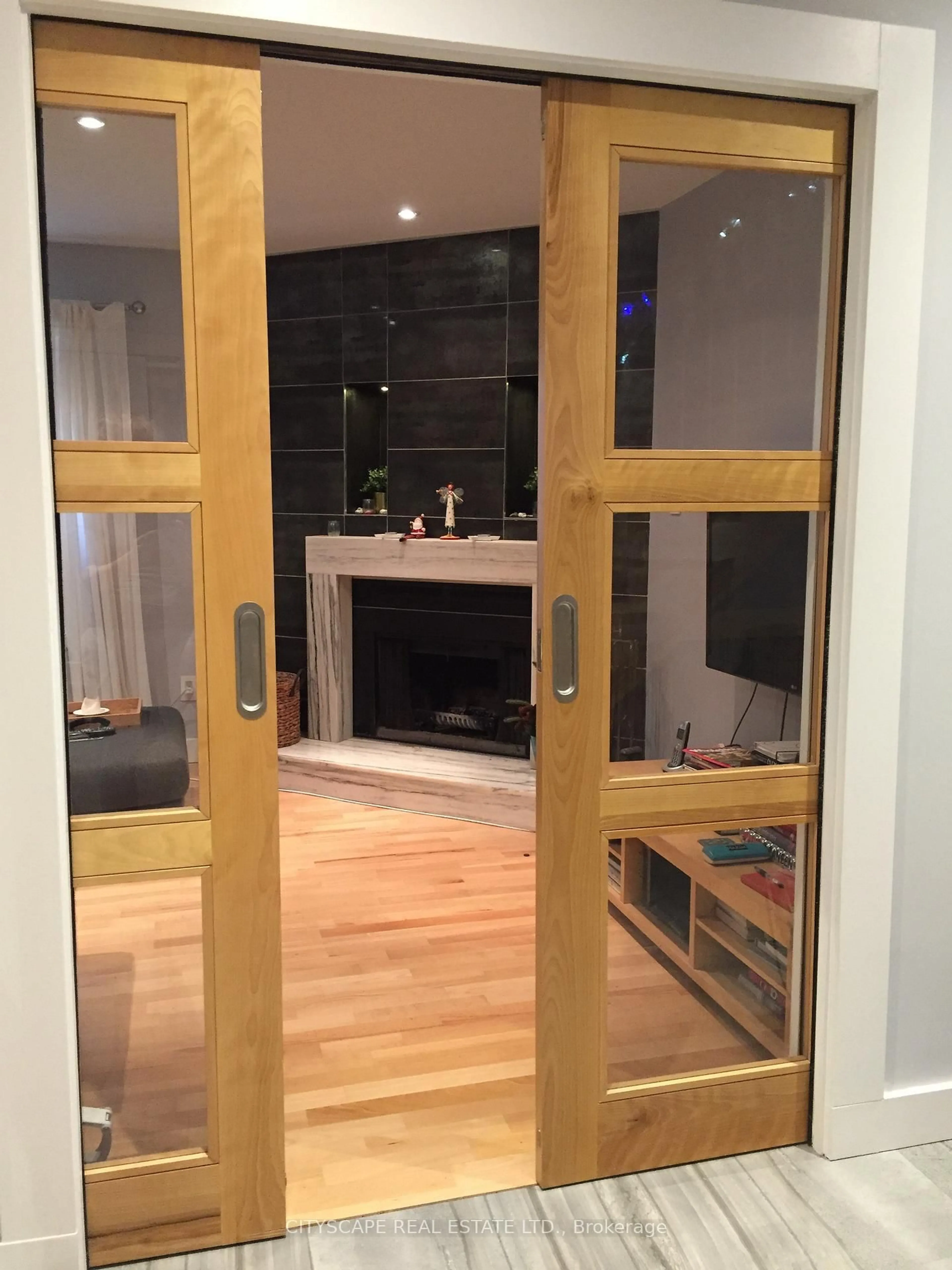 Indoor entryway for 221 Bufford Dr, Brampton Ontario L6Y 3N3