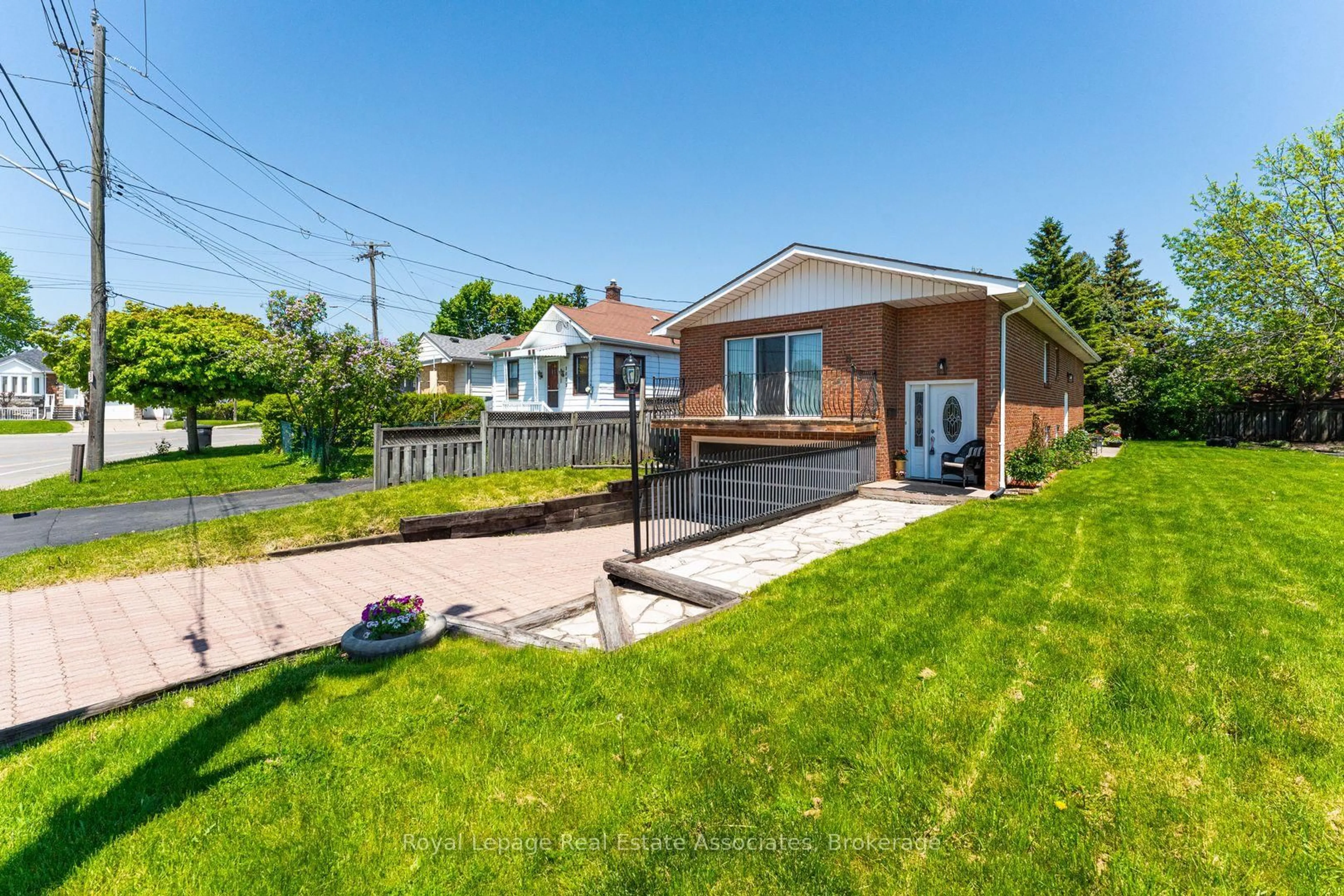 Home with brick exterior material, street for 1069 Alexandra Ave, Mississauga Ontario L5E 2A1