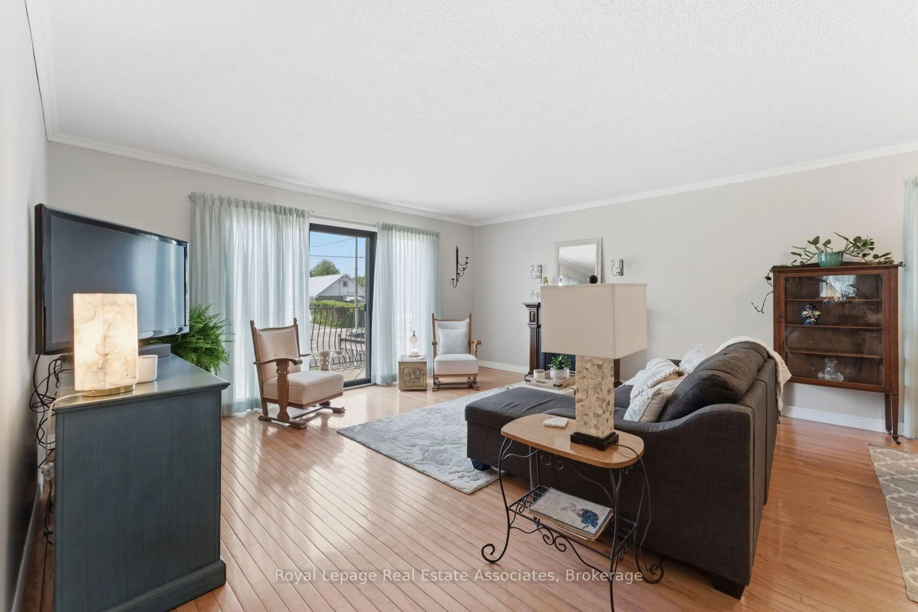 Living room with furniture, wood/laminate floor for 1069 Alexandra Ave, Mississauga Ontario L5E 2A1