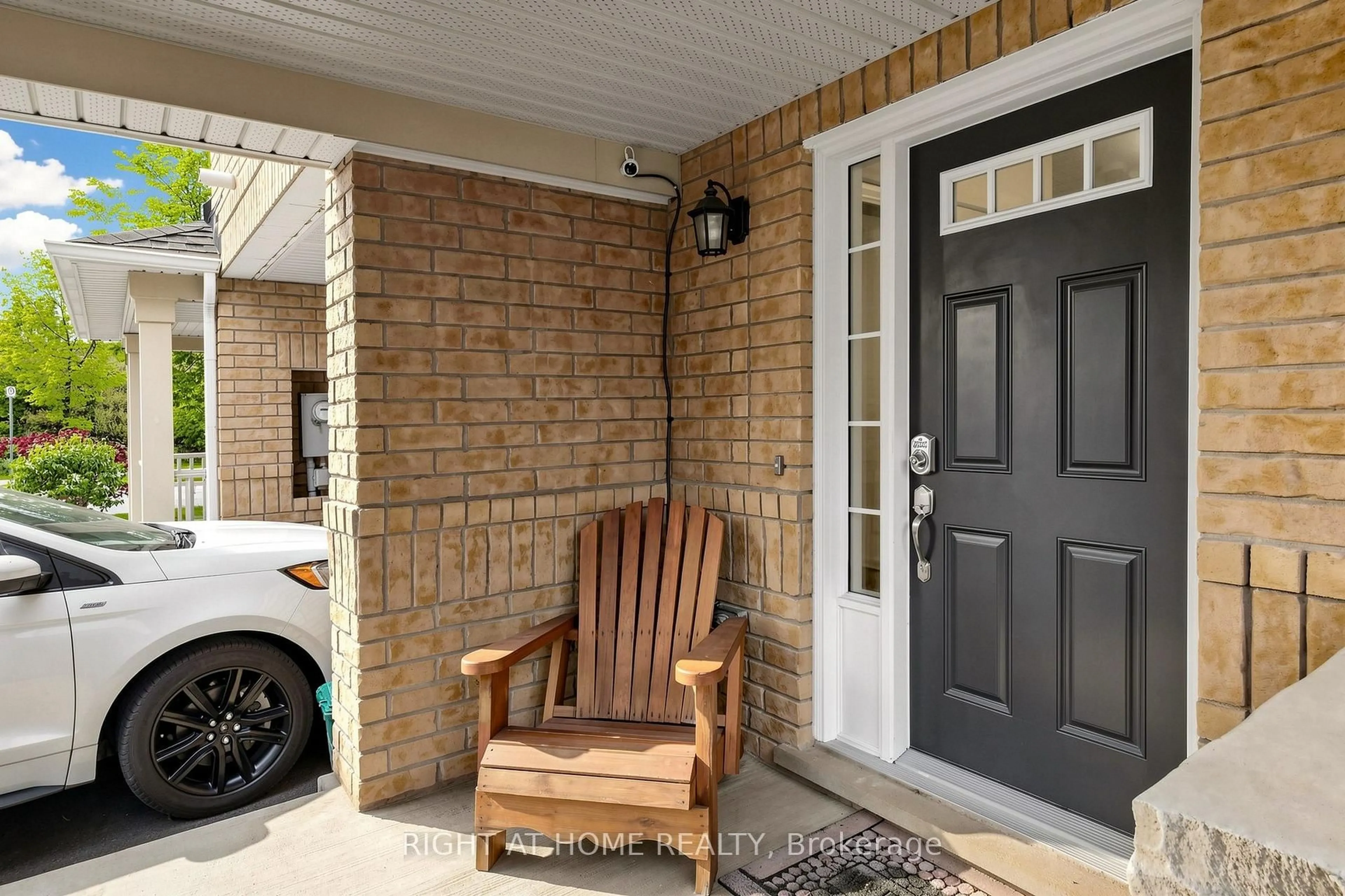 Indoor entryway for 252 Wetenhall Landing, Milton Ontario L9T 7B7