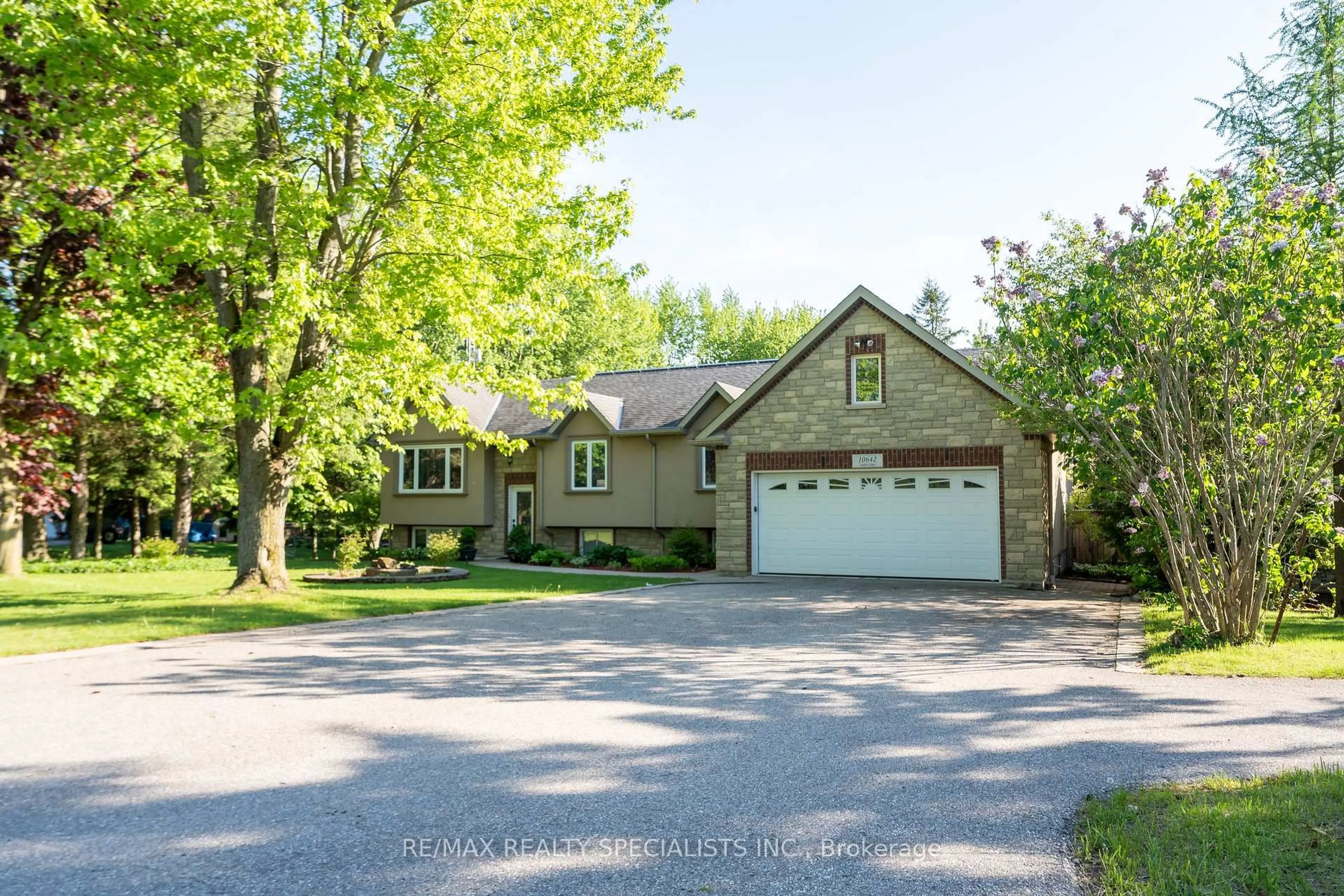 Home with vinyl exterior material, street for 10642 Sixth Line, Halton Hills Ontario L7G 4S6