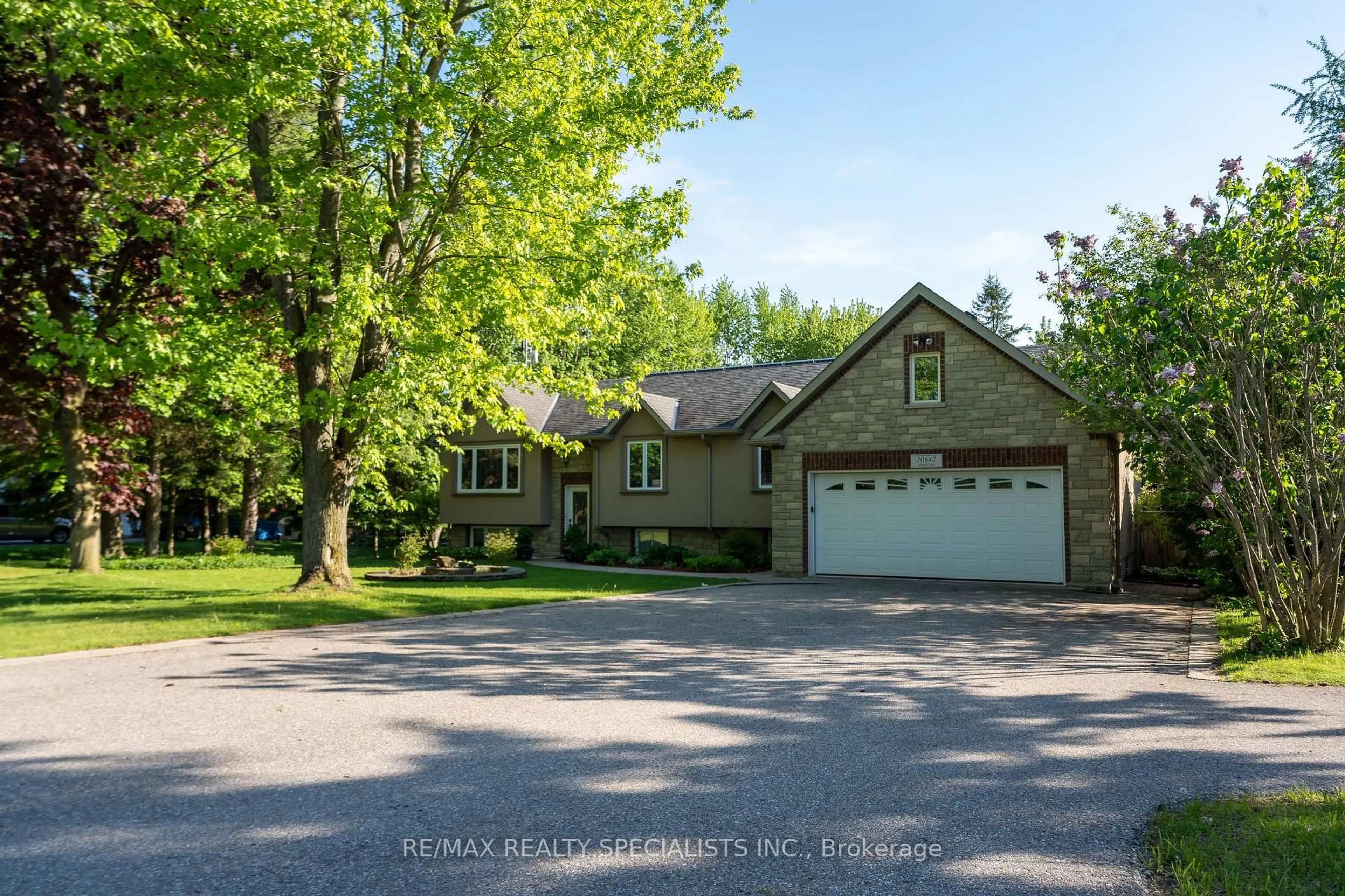 A pic from outside/outdoor area/front of a property/back of a property/a pic from drone, unknown for 10642 Sixth Line, Halton Hills Ontario L7G 4S6