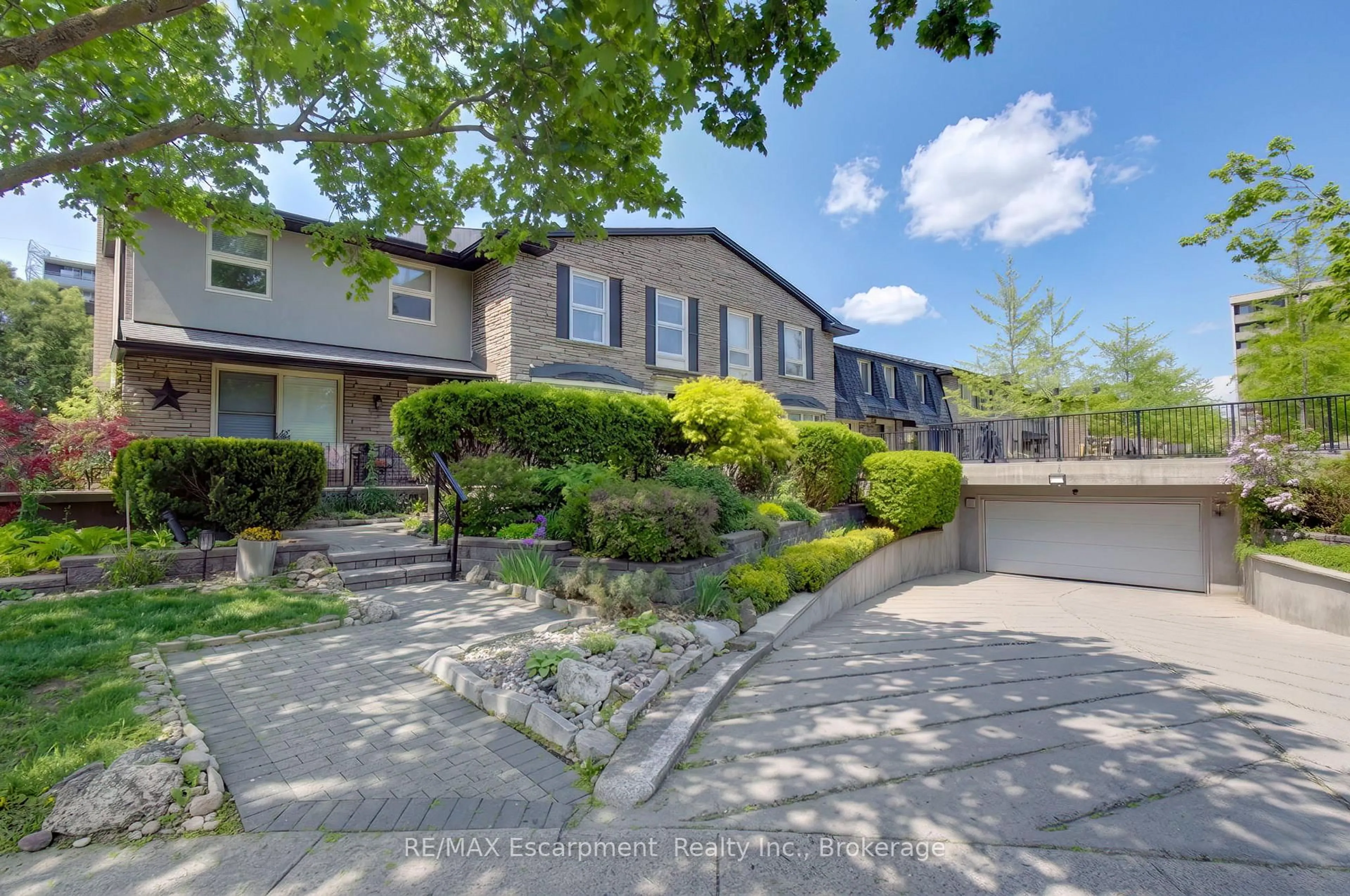 A pic from outside/outdoor area/front of a property/back of a property/a pic from drone, street for 823 Hyde Rd, Burlington Ontario L7S 1S6