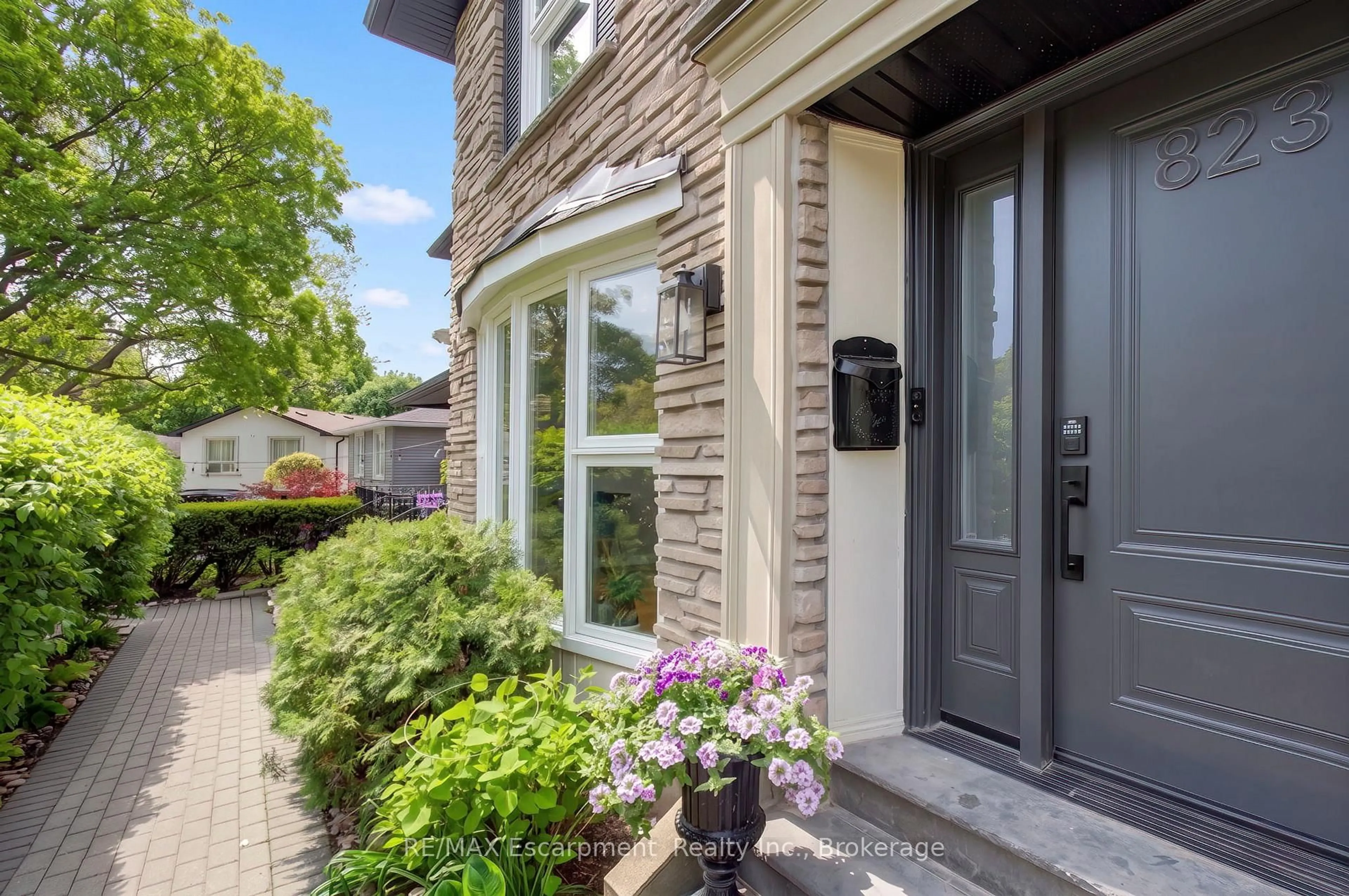 Home with brick exterior material, street for 823 Hyde Rd, Burlington Ontario L7S 1S6