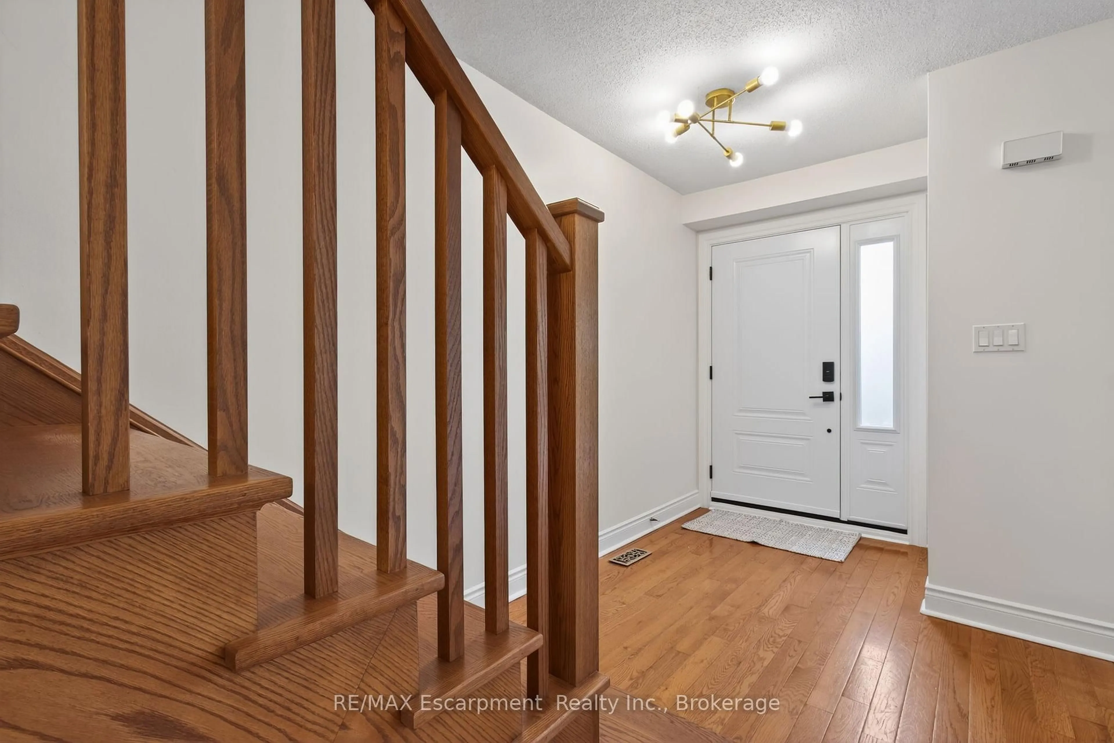 Indoor entryway for 823 Hyde Rd, Burlington Ontario L7S 1S6