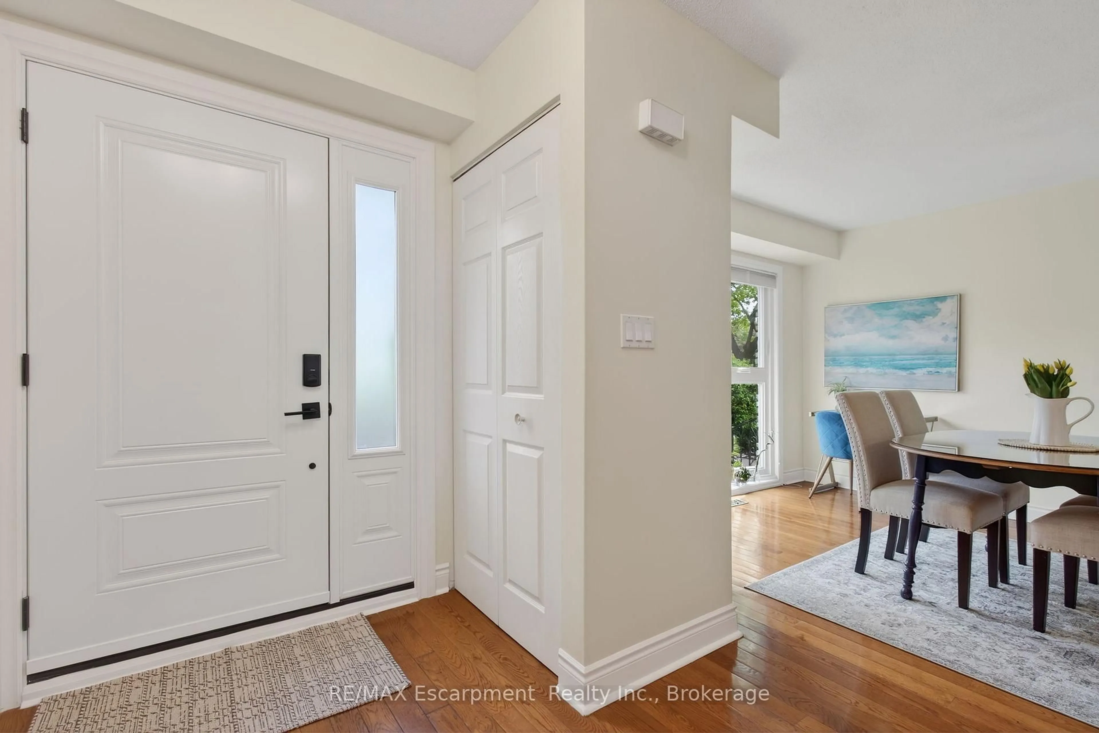 Indoor entryway for 823 Hyde Rd, Burlington Ontario L7S 1S6