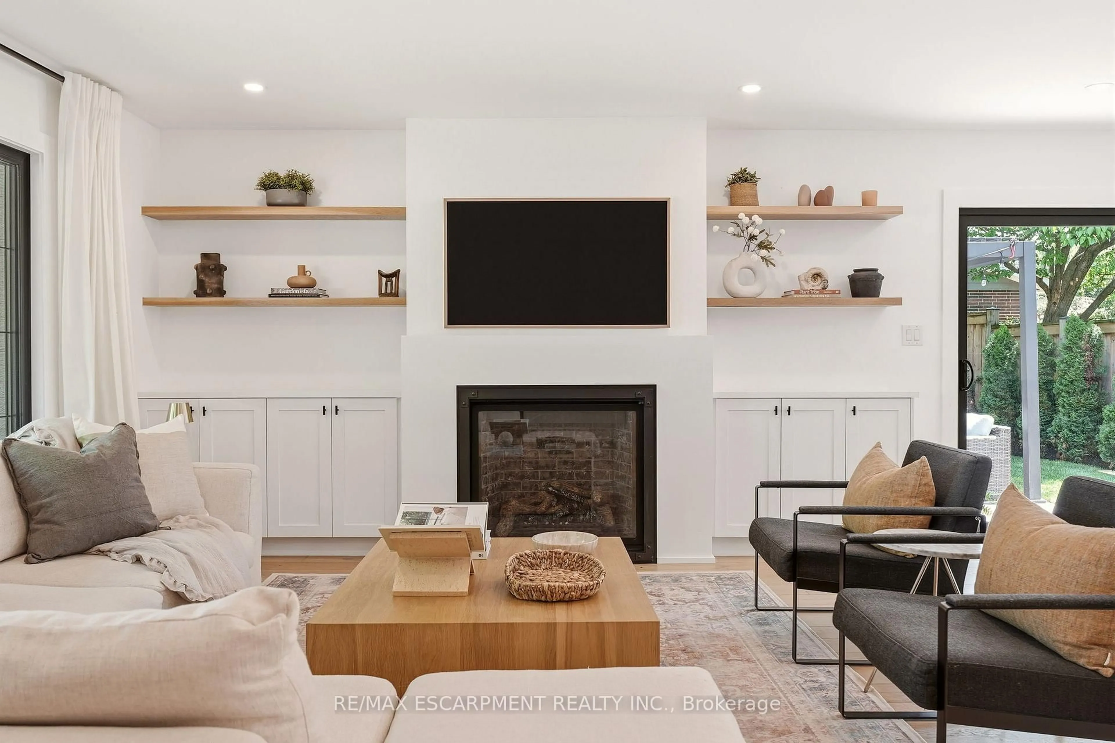 Living room with furniture, unknown for 394 RANKIN Dr, Burlington Ontario L7N 2B5