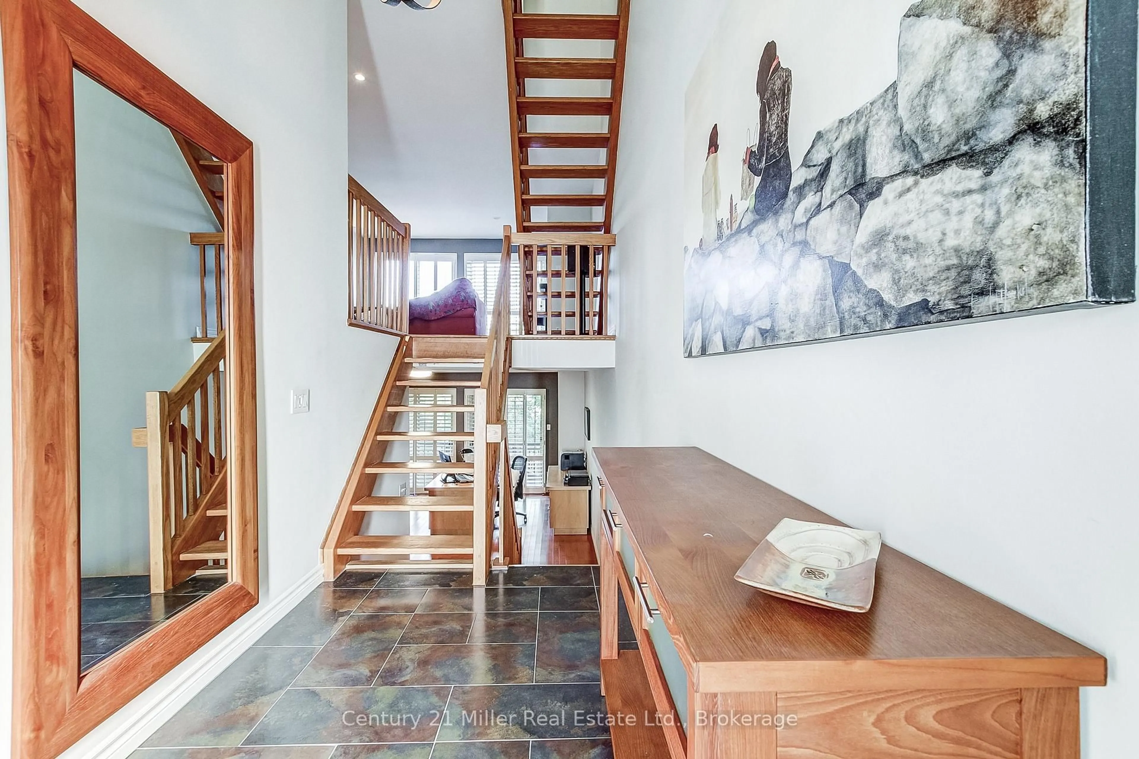 Indoor foyer for 1120 Queens Ave #9, Oakville Ontario L6H 2B5