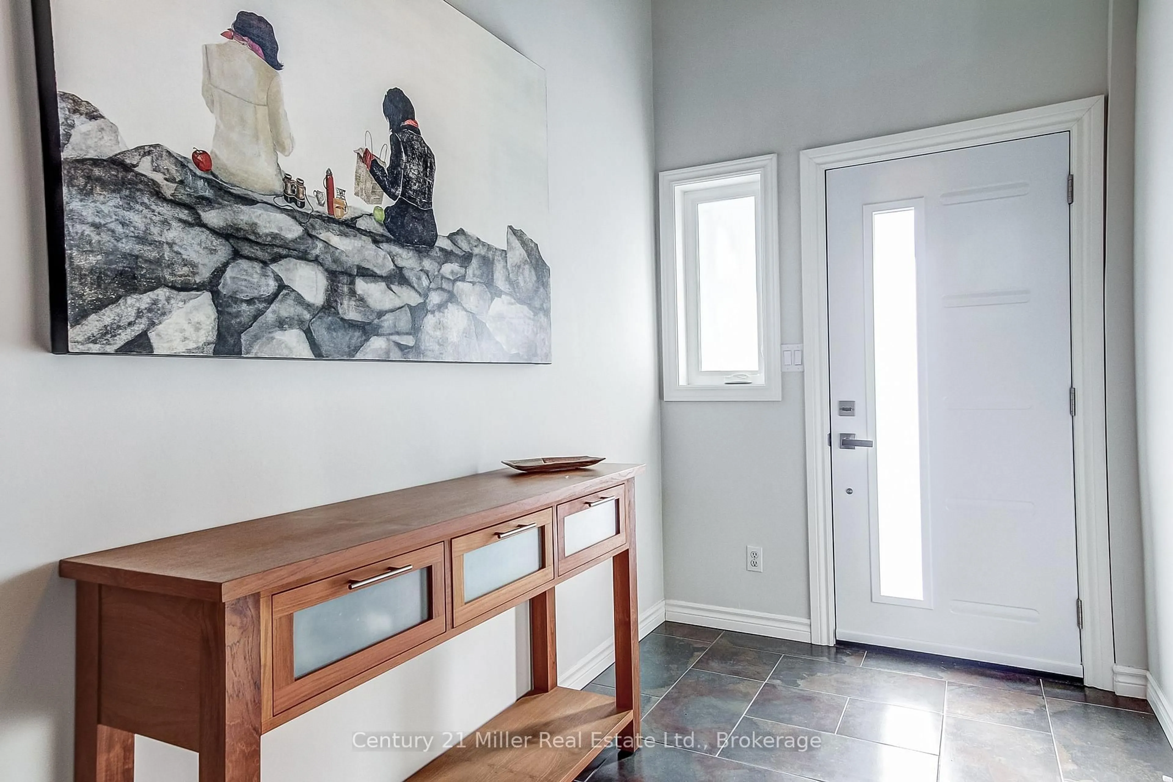 Indoor entryway for 1120 Queens Ave #9, Oakville Ontario L6H 2B5