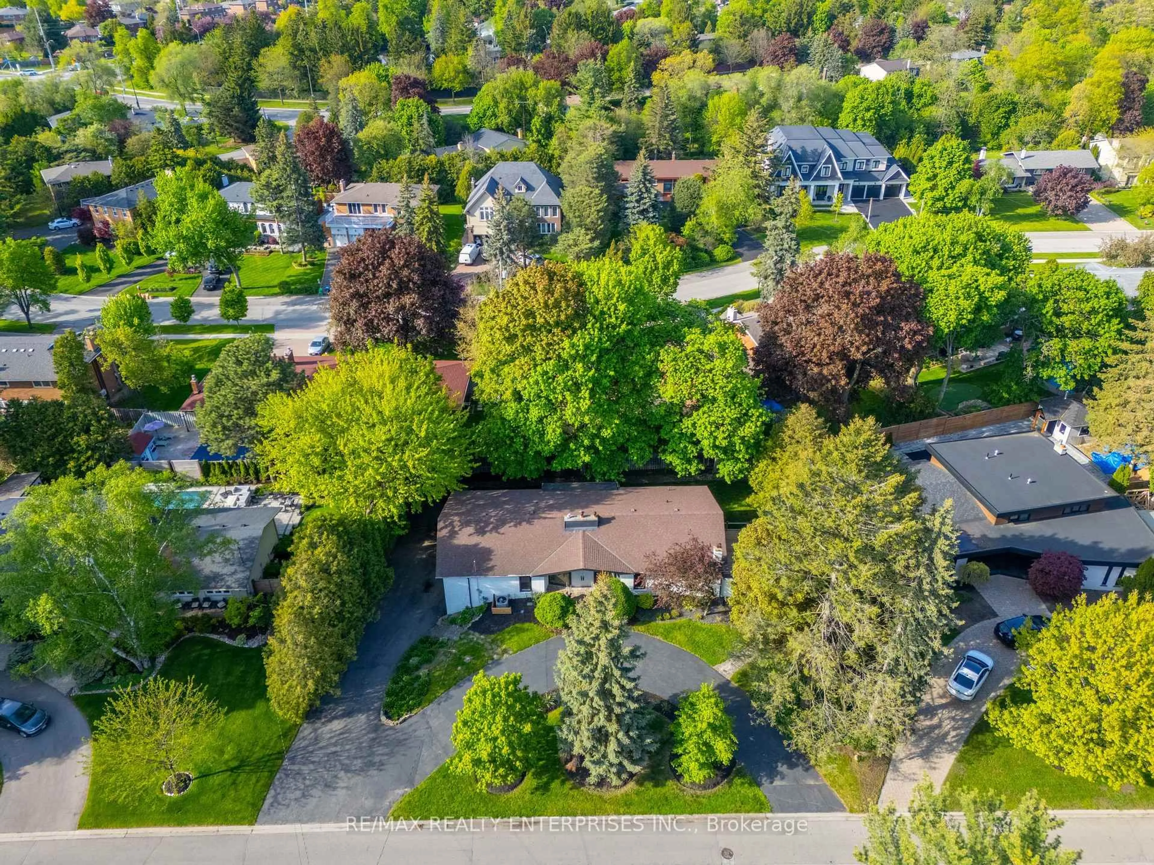 A pic from outside/outdoor area/front of a property/back of a property/a pic from drone, street for 625 Sir Richards Rd, Mississauga Ontario L5C 1A3