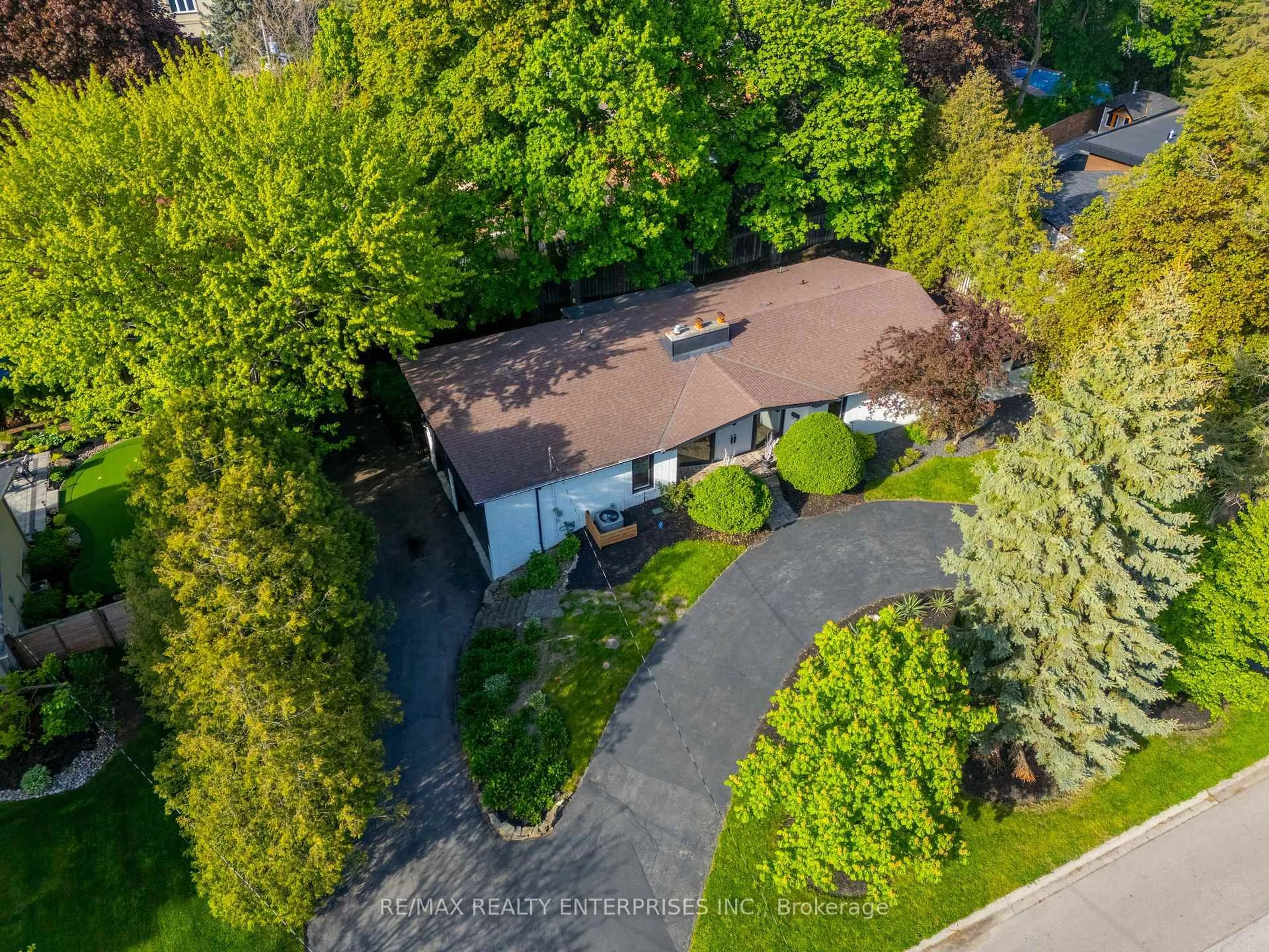 A pic from outside/outdoor area/front of a property/back of a property/a pic from drone, street for 625 Sir Richards Rd, Mississauga Ontario L5C 1A3