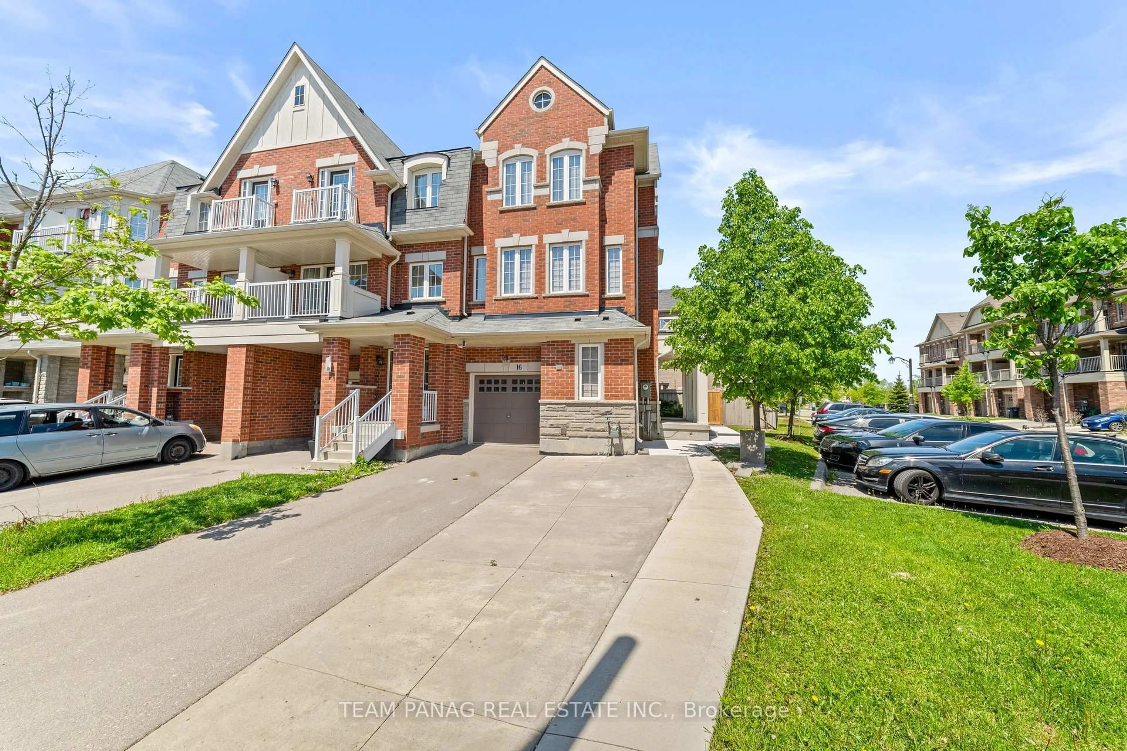 A pic from outside/outdoor area/front of a property/back of a property/a pic from drone, street for 16 Rabbit Run Way, Brampton Ontario L6Z 0J2