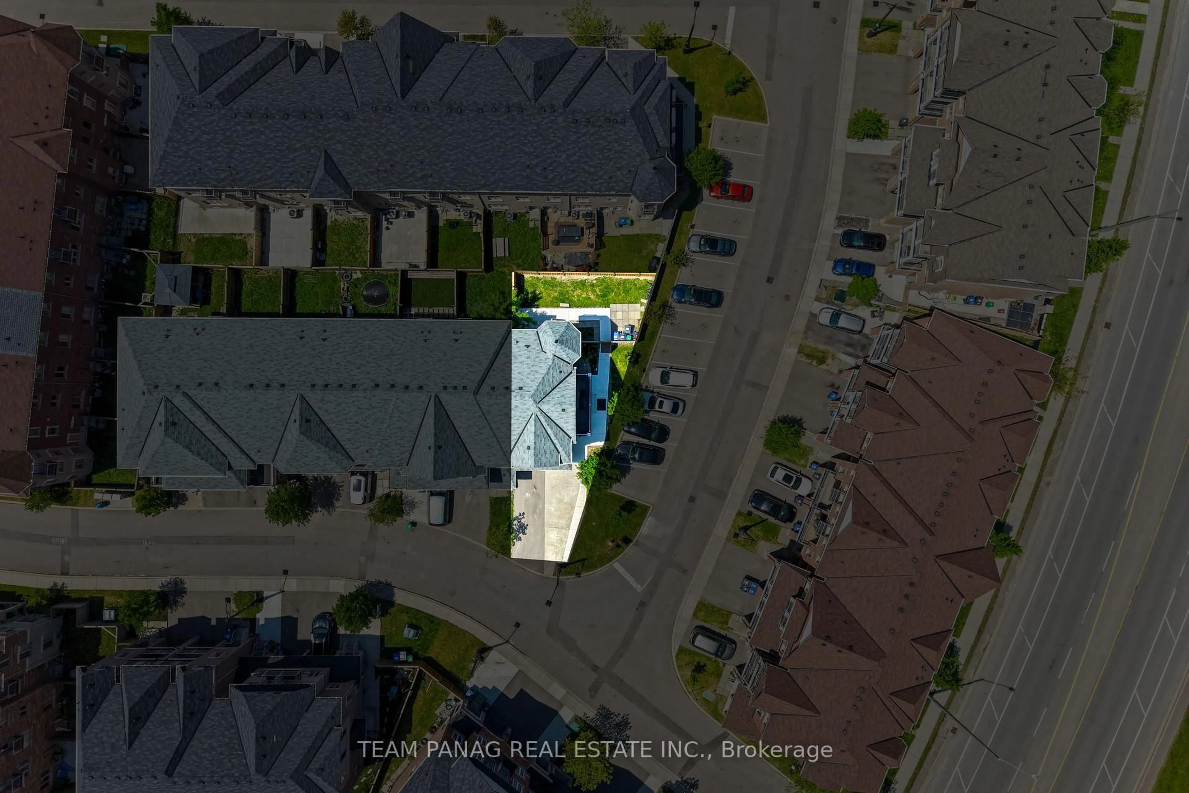 A pic from outside/outdoor area/front of a property/back of a property/a pic from drone, street for 16 Rabbit Run Way, Brampton Ontario L6Z 0J2