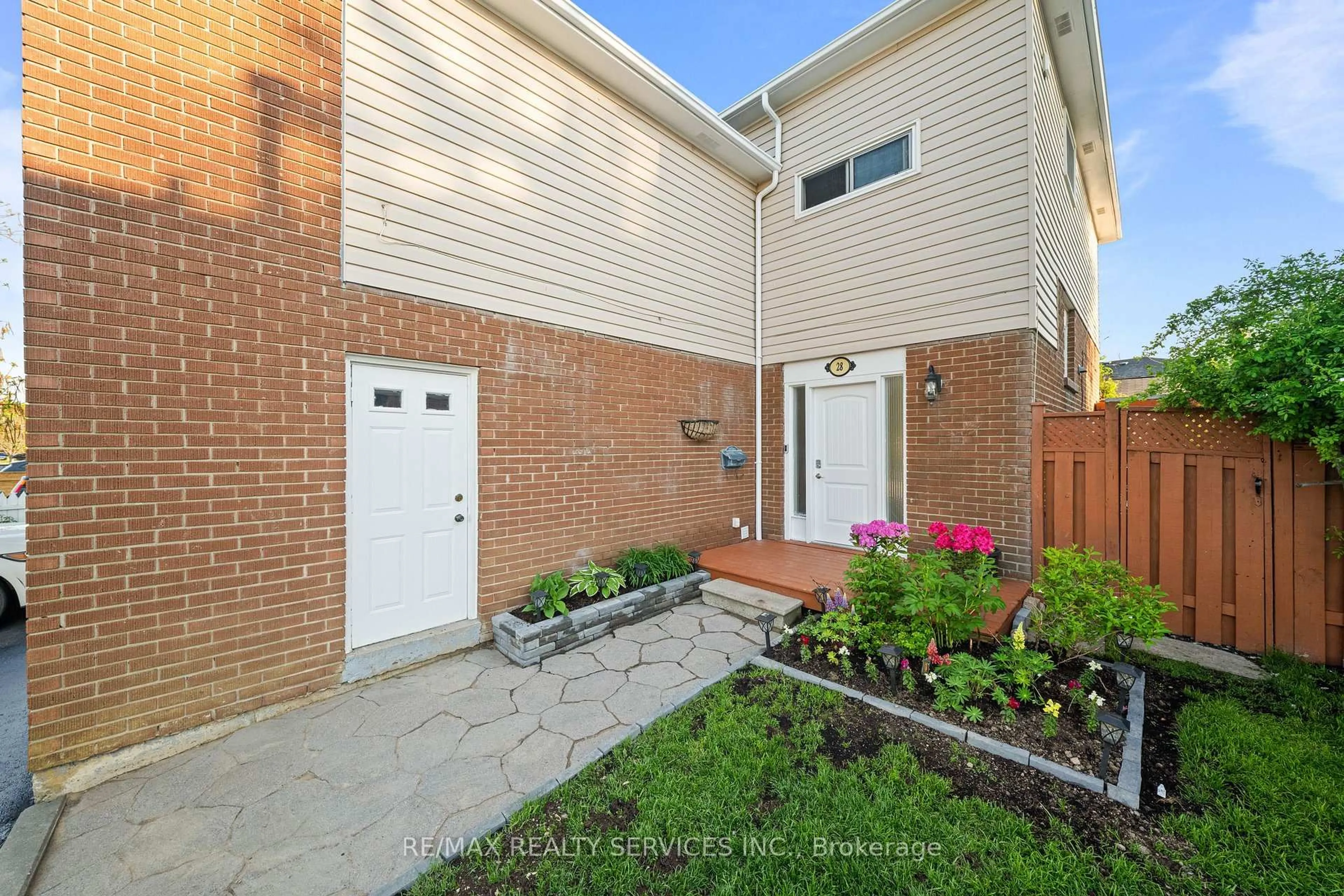 Home with brick exterior material, street for 28 Kingswood Dr, Brampton Ontario L6V 2T6