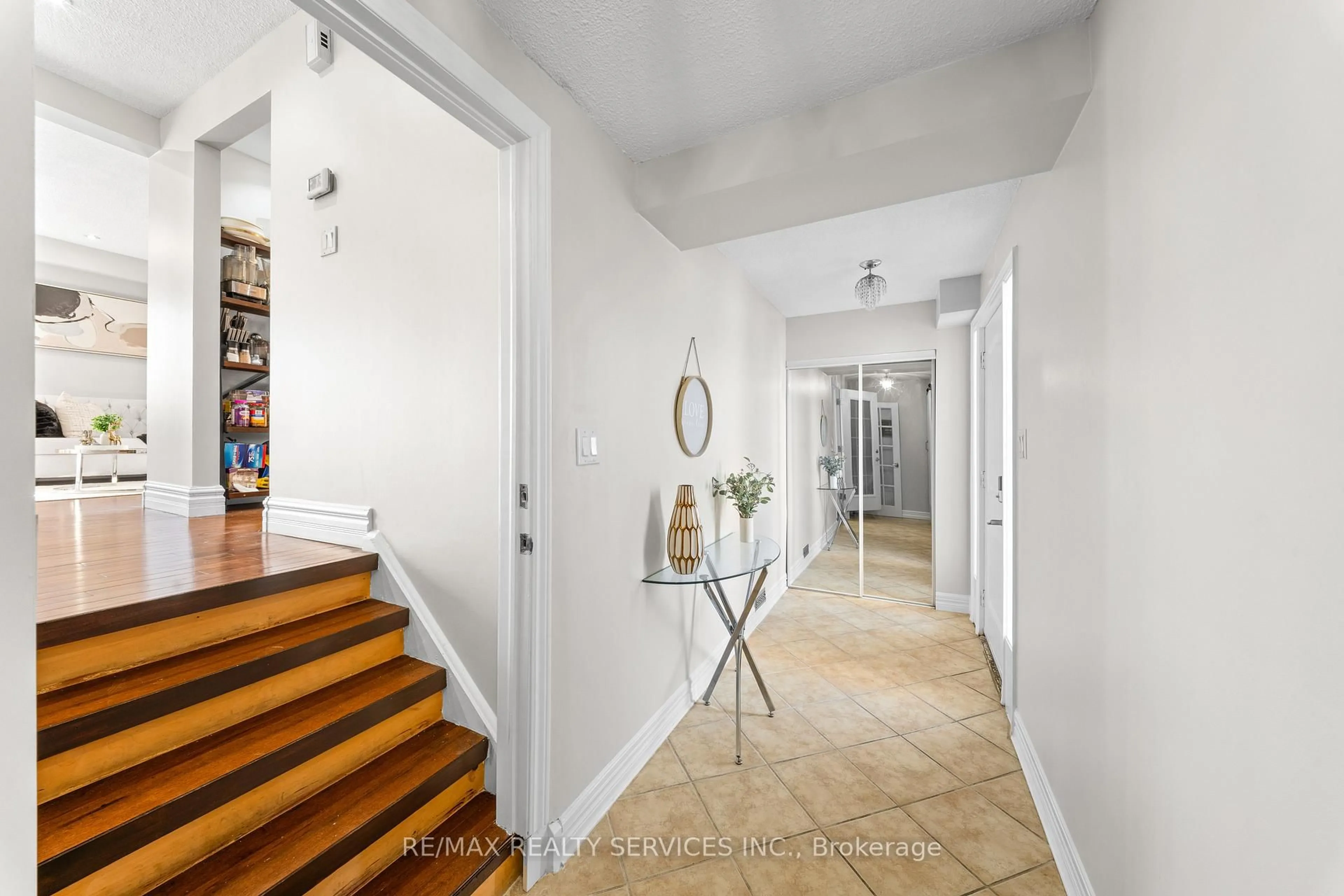 Indoor entryway for 28 Kingswood Dr, Brampton Ontario L6V 2T6