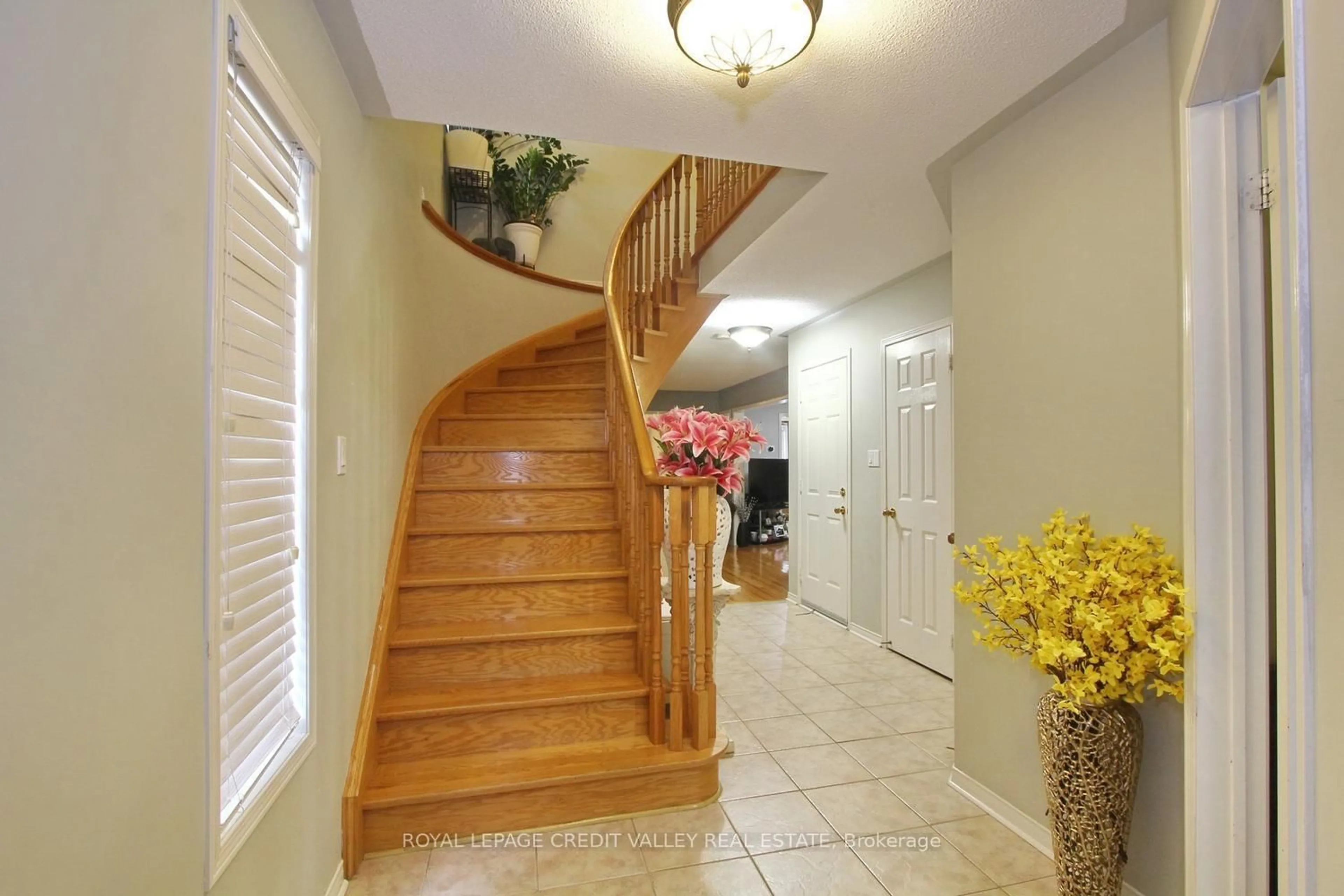 Indoor foyer for 4 Kanata Rd, Brampton Ontario L7A 3R2