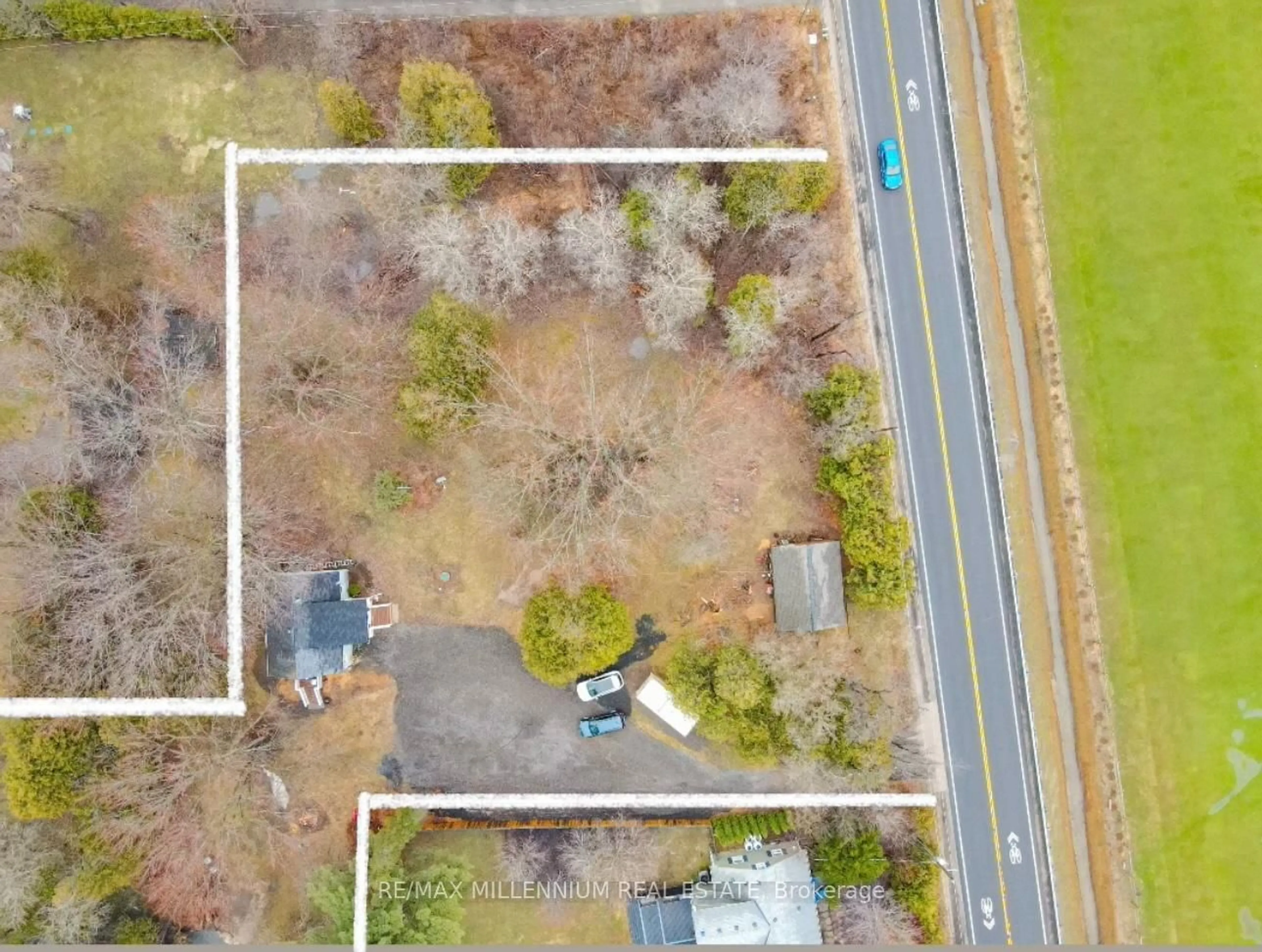 A pic from outside/outdoor area/front of a property/back of a property/a pic from drone, street for 2424 Olde Base Line Rd, Caledon Ontario L7C 0J3