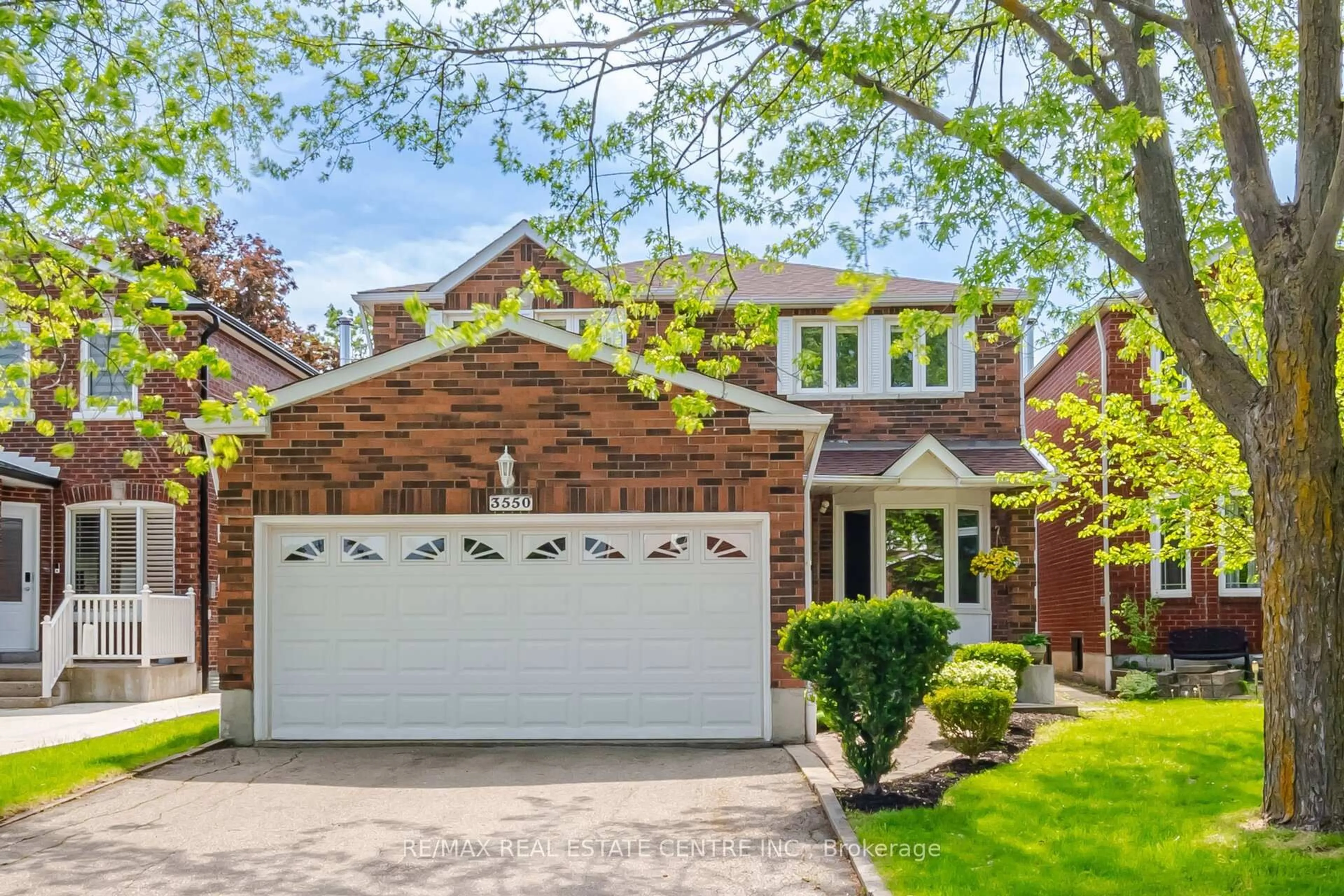 Home with brick exterior material, street for 3550 Copernicus Dr, Mississauga Ontario L5B 3L2