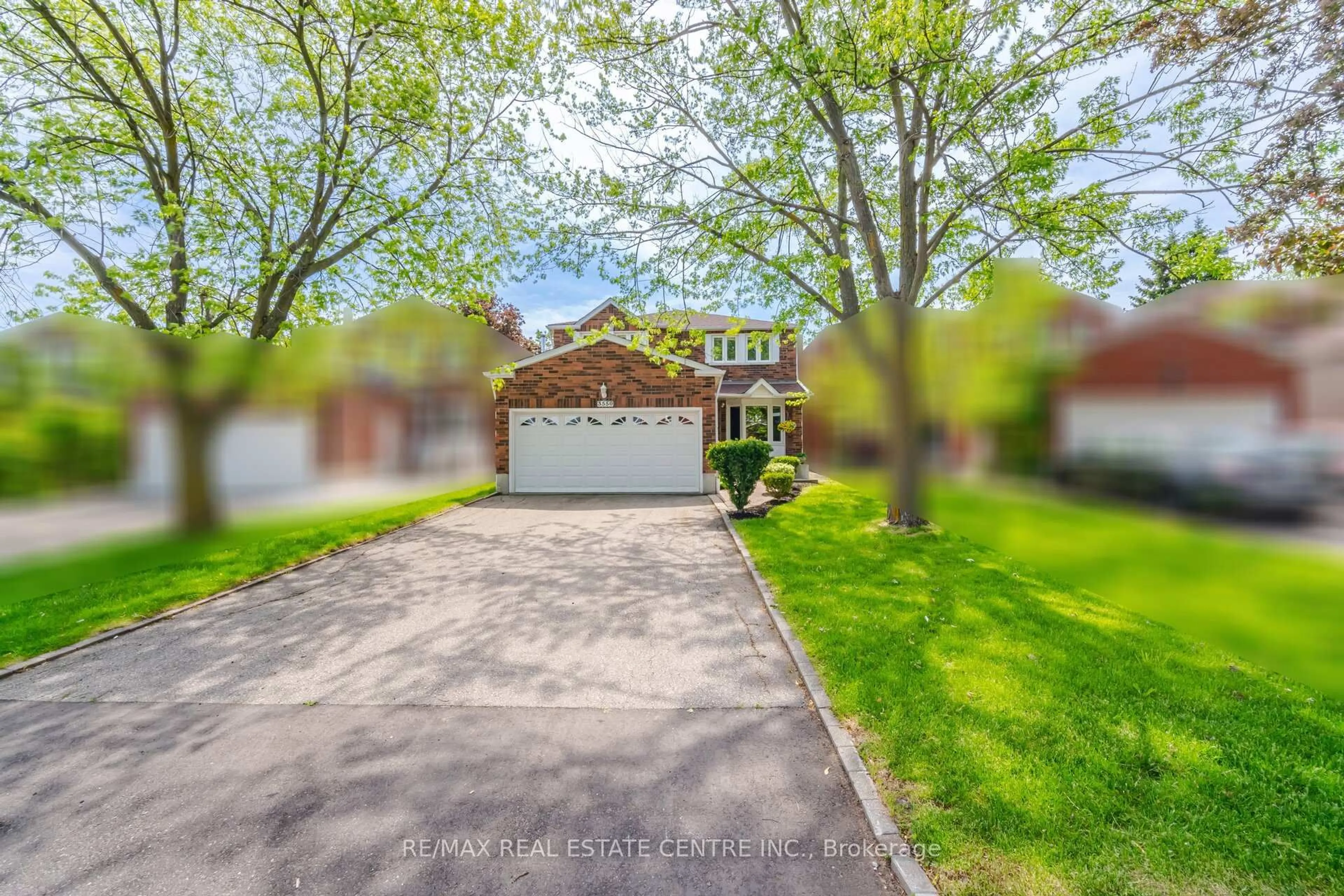 A pic from outside/outdoor area/front of a property/back of a property/a pic from drone, street for 3550 Copernicus Dr, Mississauga Ontario L5B 3L2