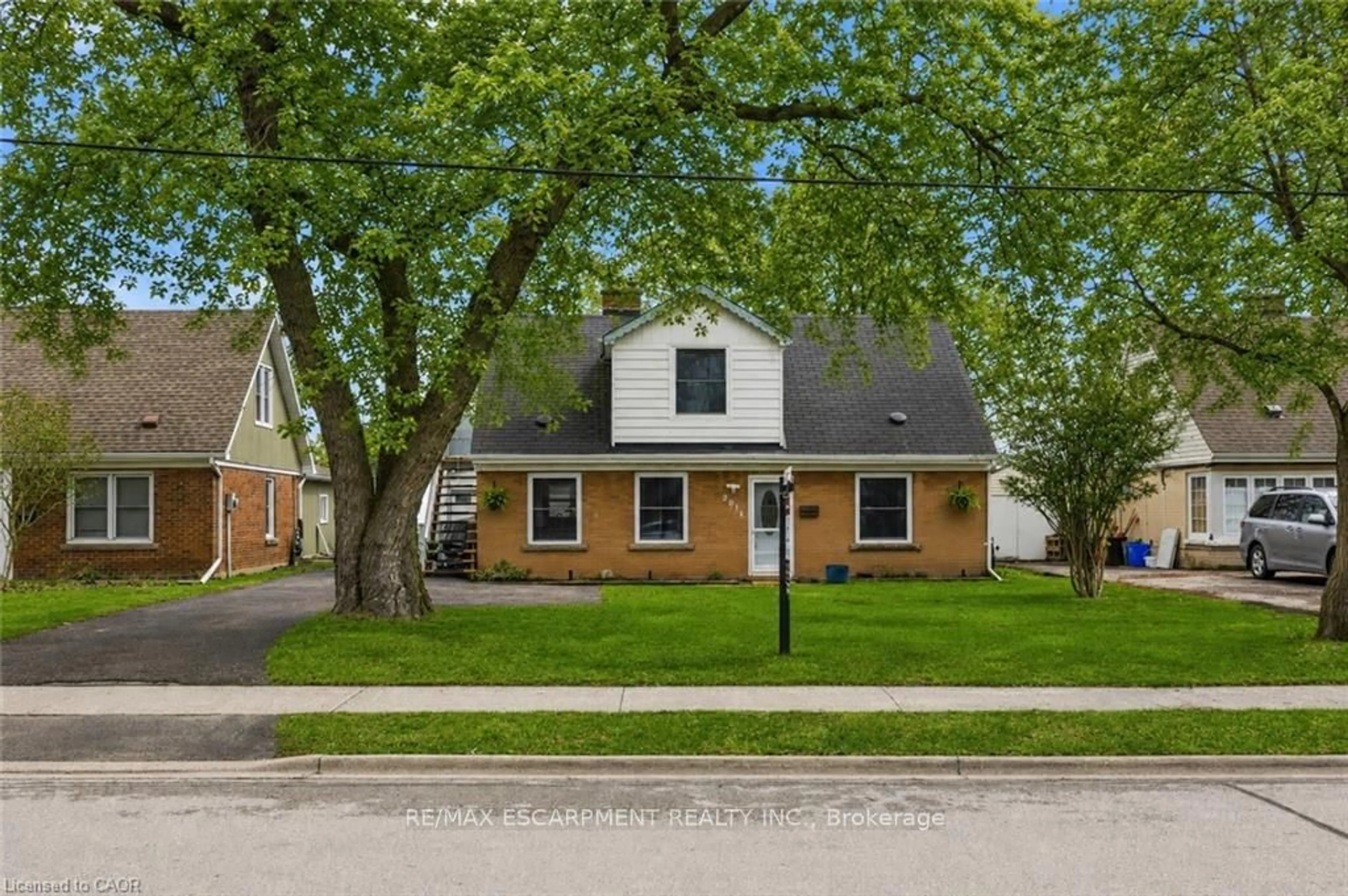 Home with brick exterior material, street for 2074 Churchill Ave, Burlington Ontario L7R 3T7