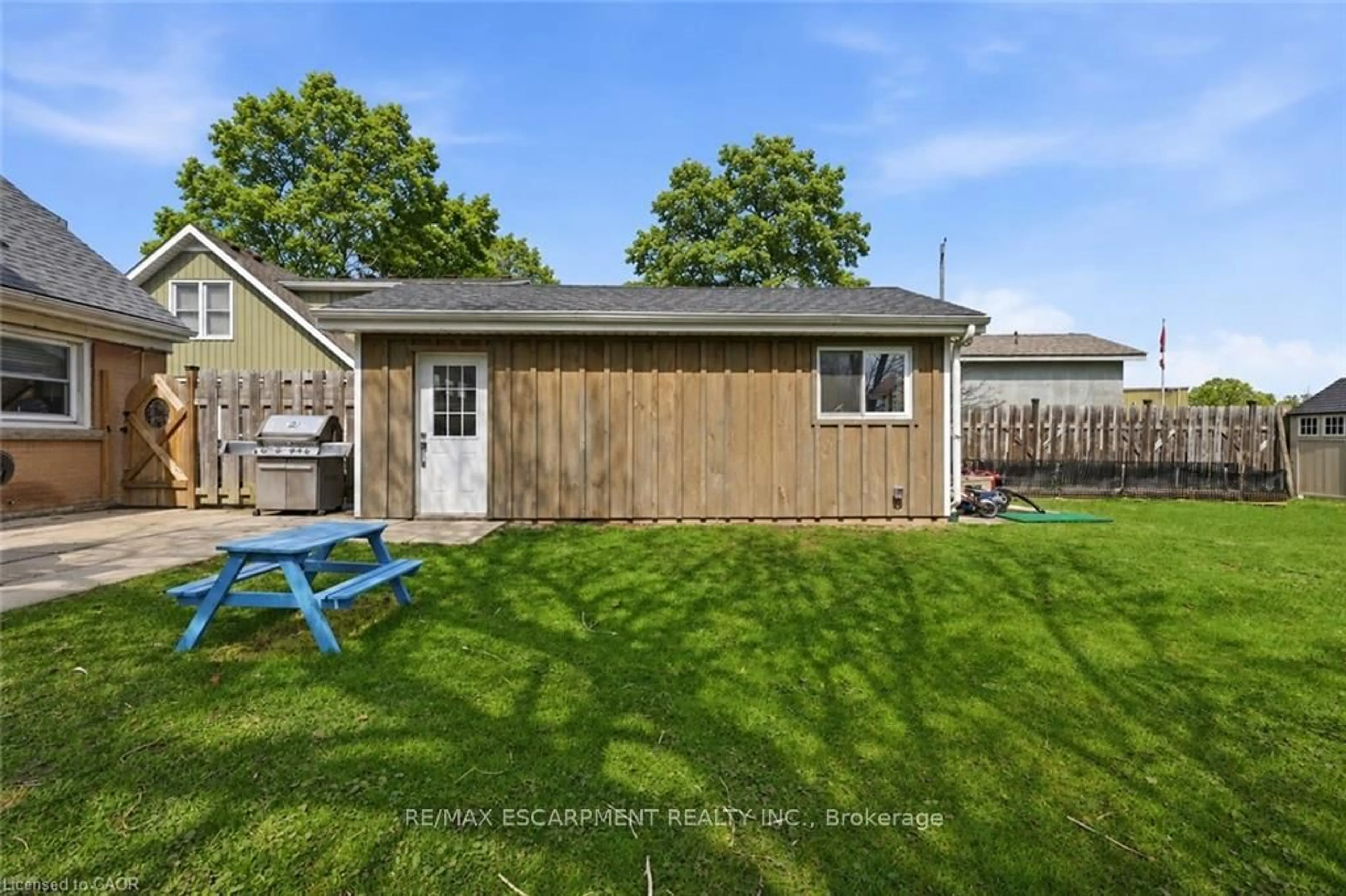 Shed for 2074 Churchill Ave, Burlington Ontario L7R 3T7