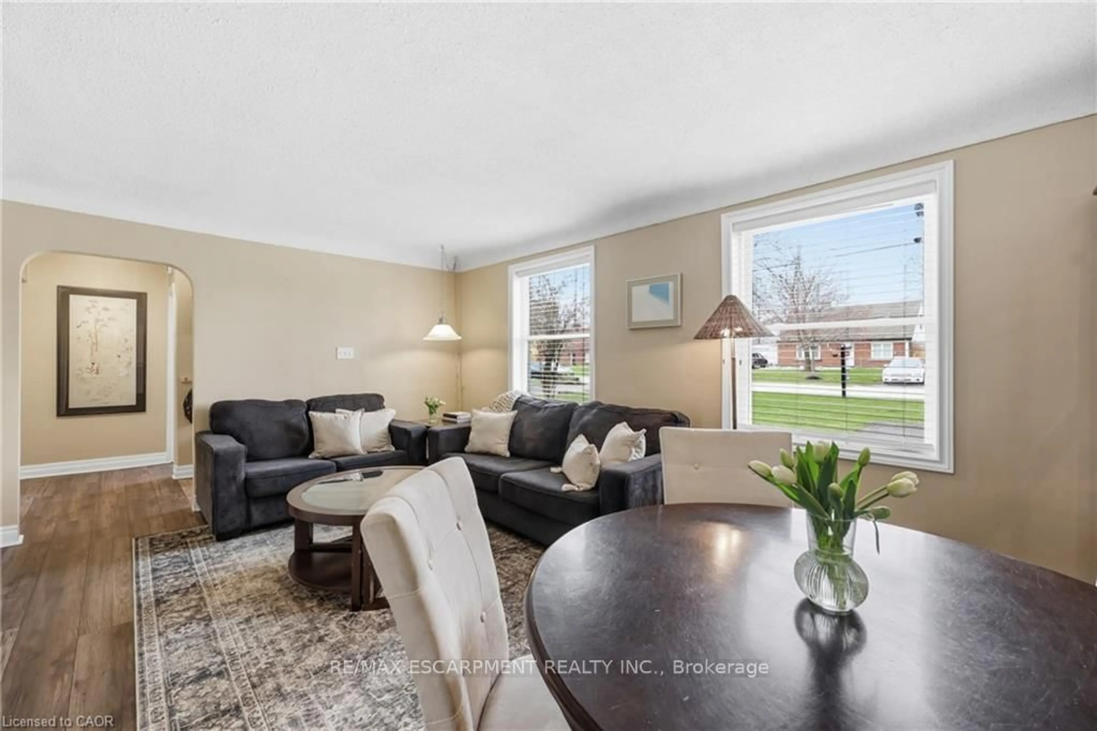 Living room with furniture, unknown for 2074 Churchill Ave, Burlington Ontario L7R 3T7