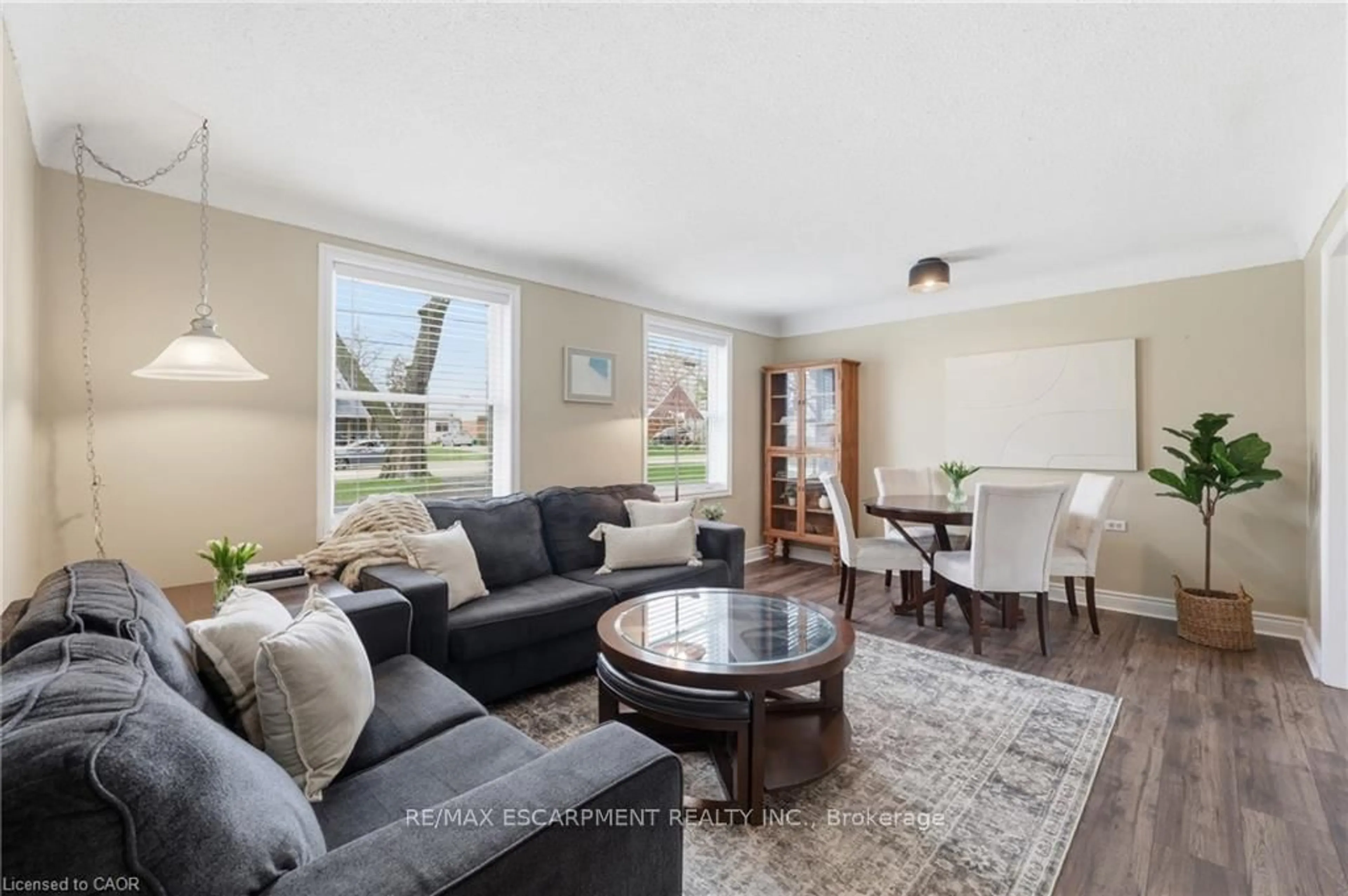 Living room with furniture, unknown for 2074 Churchill Ave, Burlington Ontario L7R 3T7