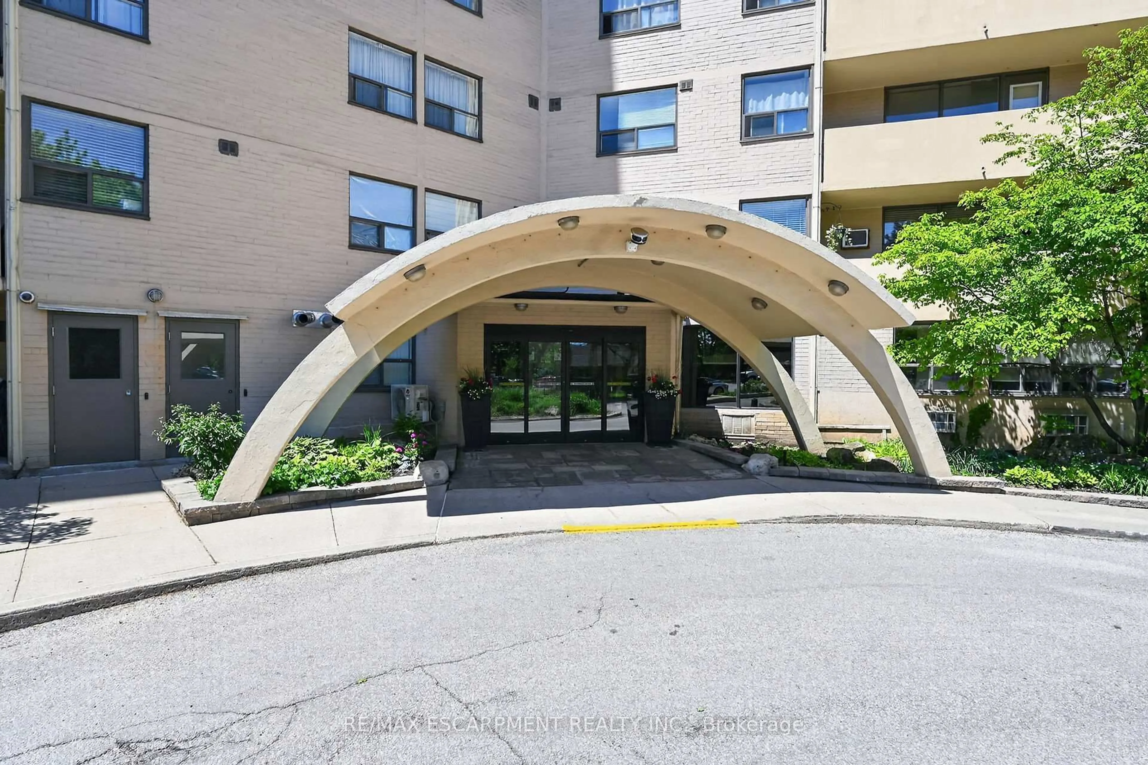 Indoor foyer for 700 Dynes Rd #101, Burlington Ontario L7N 3M2