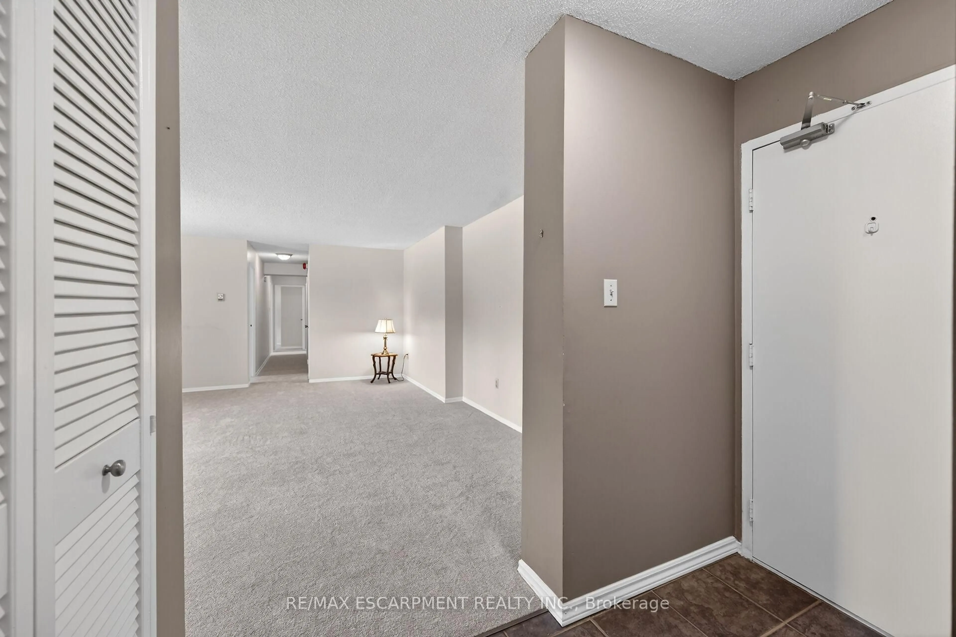 Unknown for 700 Dynes Rd #101, Burlington Ontario L7N 3M2