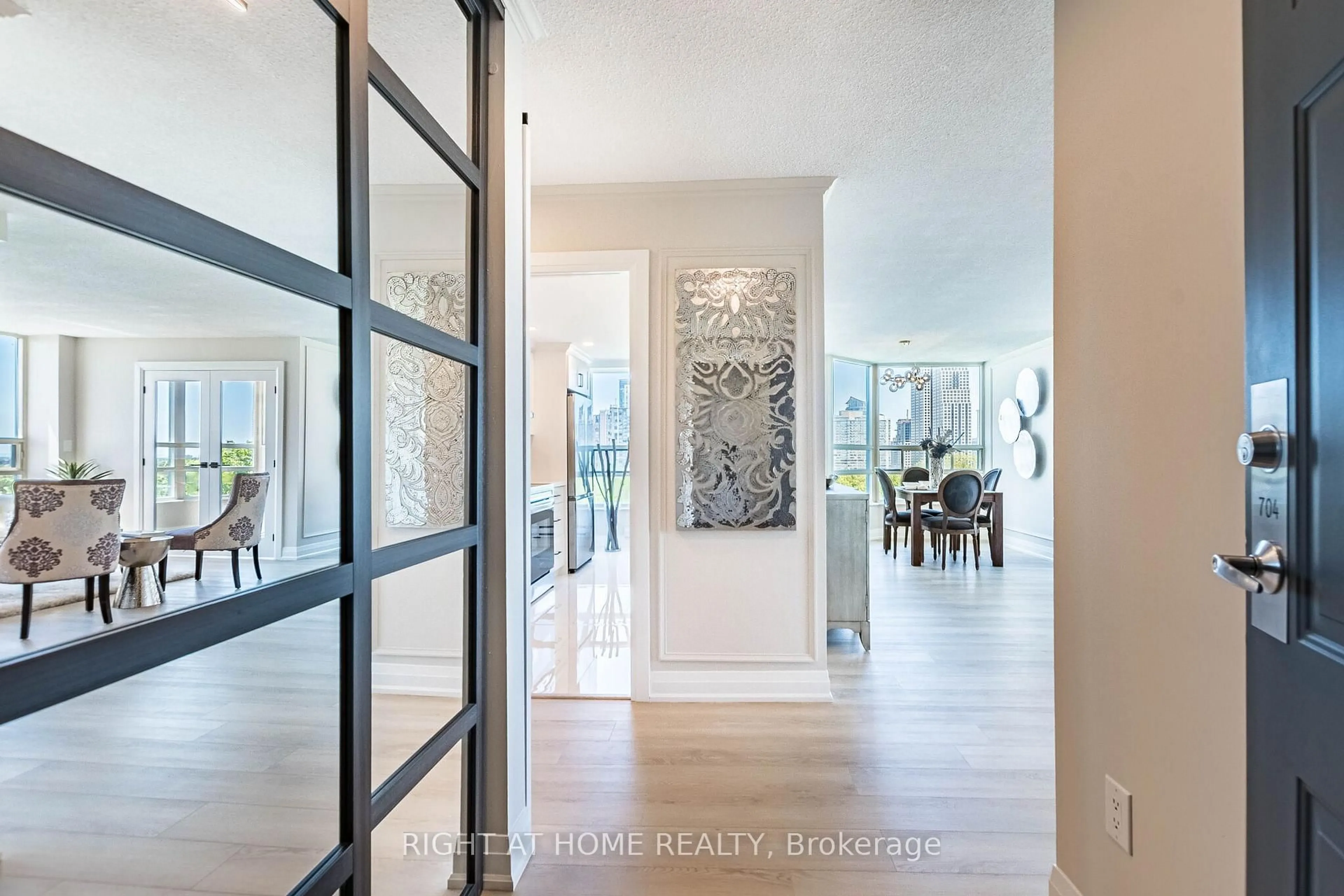 Indoor entryway for 250 Webb Dr #704, Mississauga Ontario L5B 3Z4