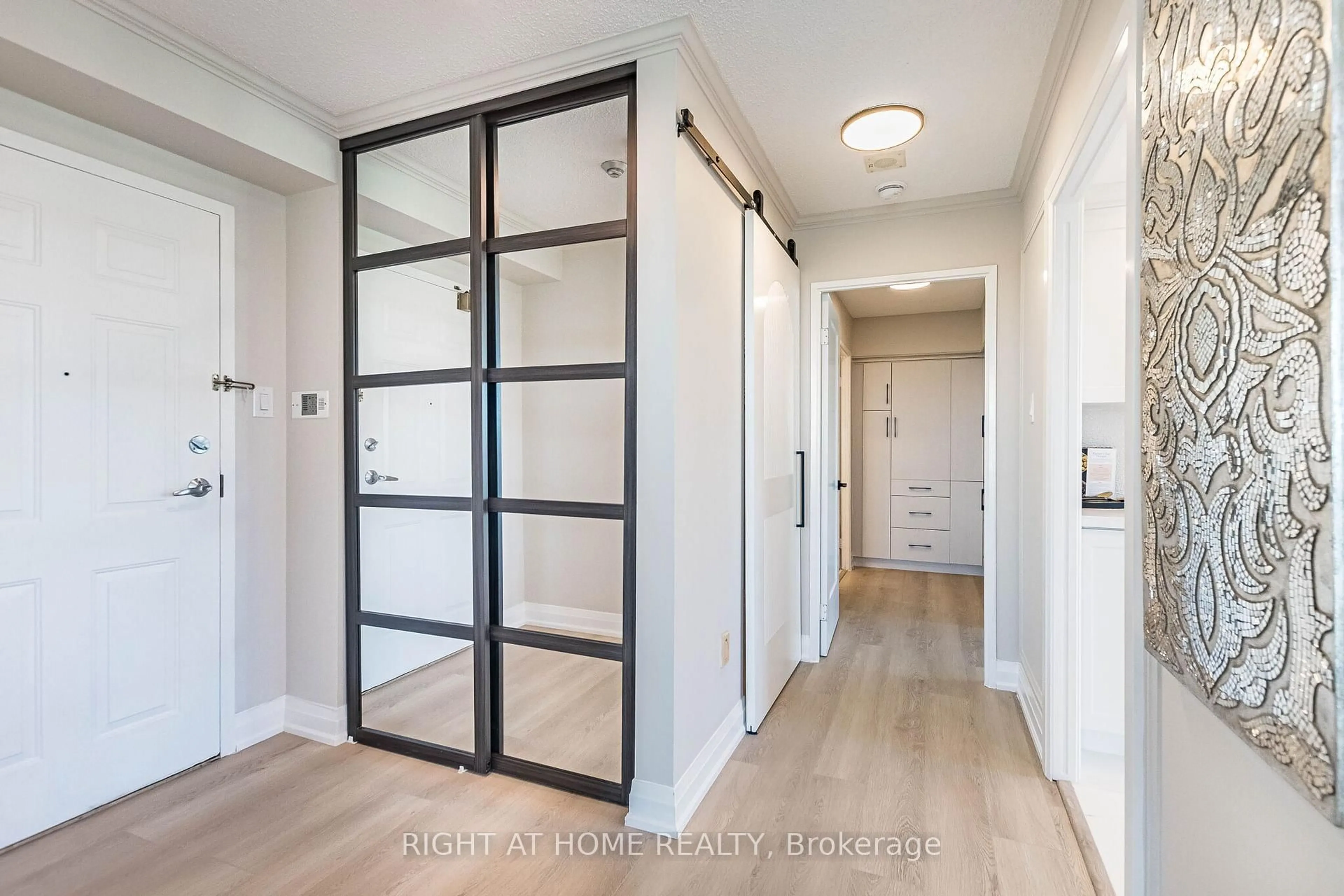 Indoor entryway for 250 Webb Dr #704, Mississauga Ontario L5B 3Z4