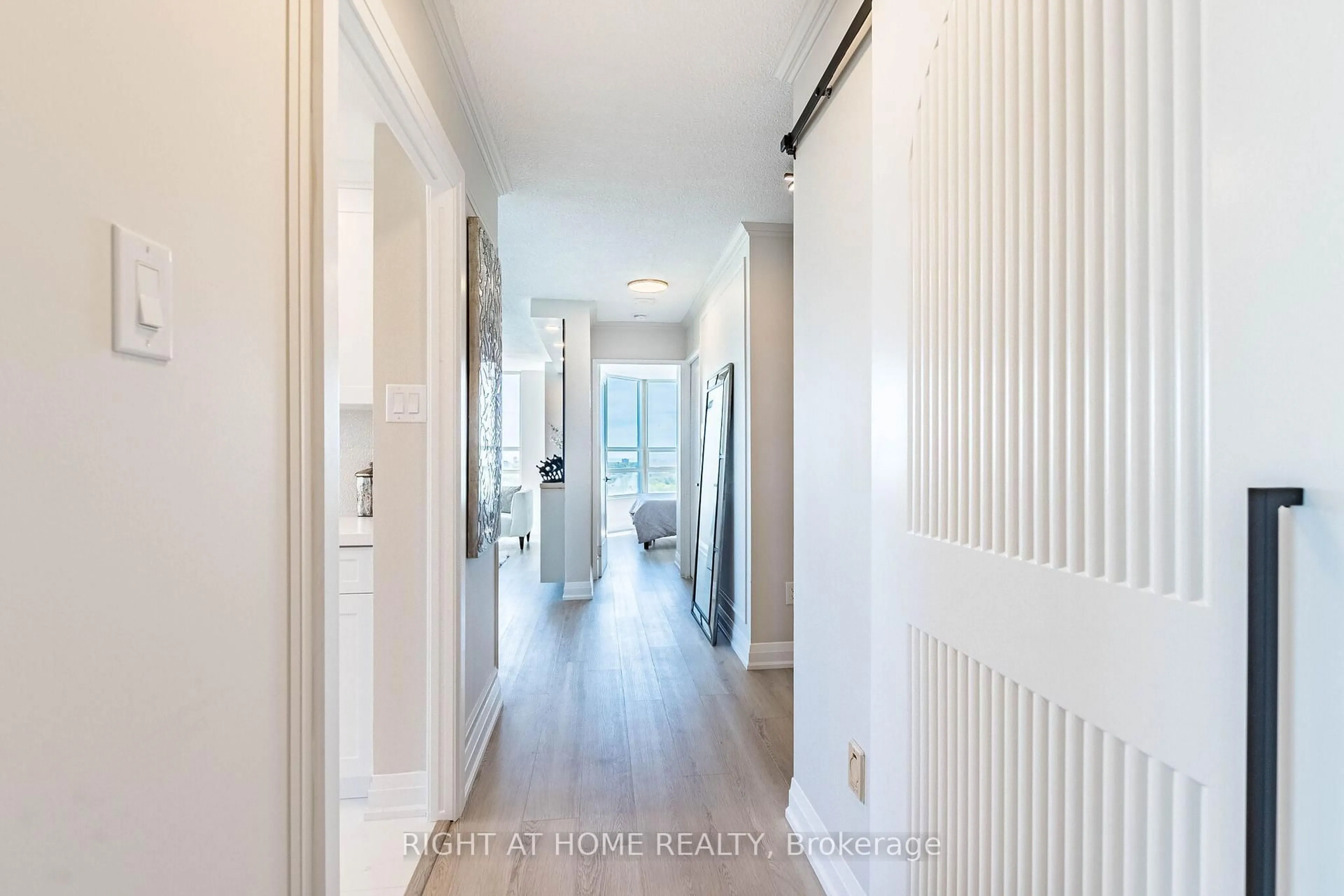 Indoor entryway for 250 Webb Dr #704, Mississauga Ontario L5B 3Z4