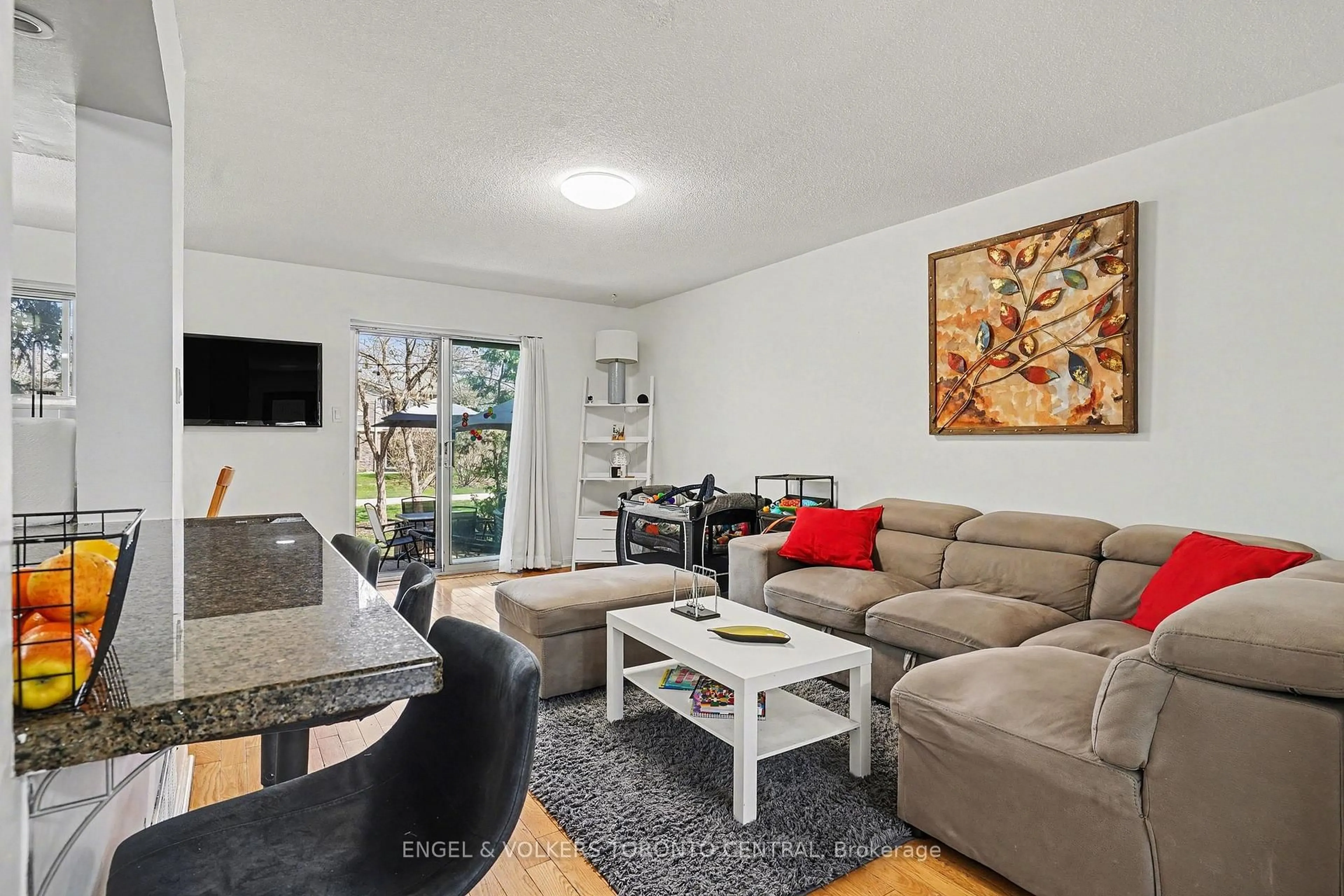 Living room with furniture, unknown for 6779 Glen Erin Dr #19, Mississauga Ontario L5N 2C1