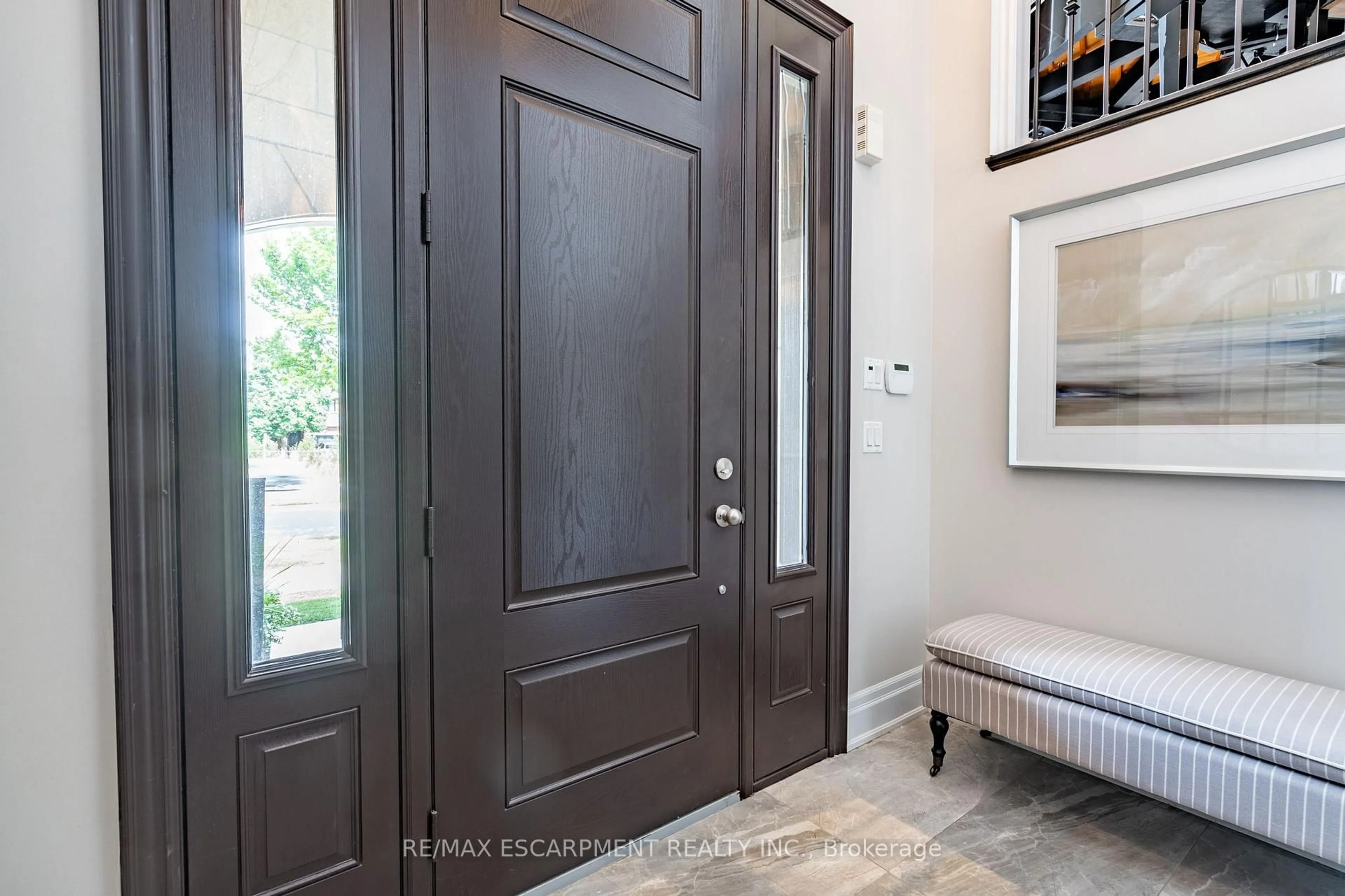 Indoor entryway for 190 Dorval Dr, Oakville Ontario L6K 0H3