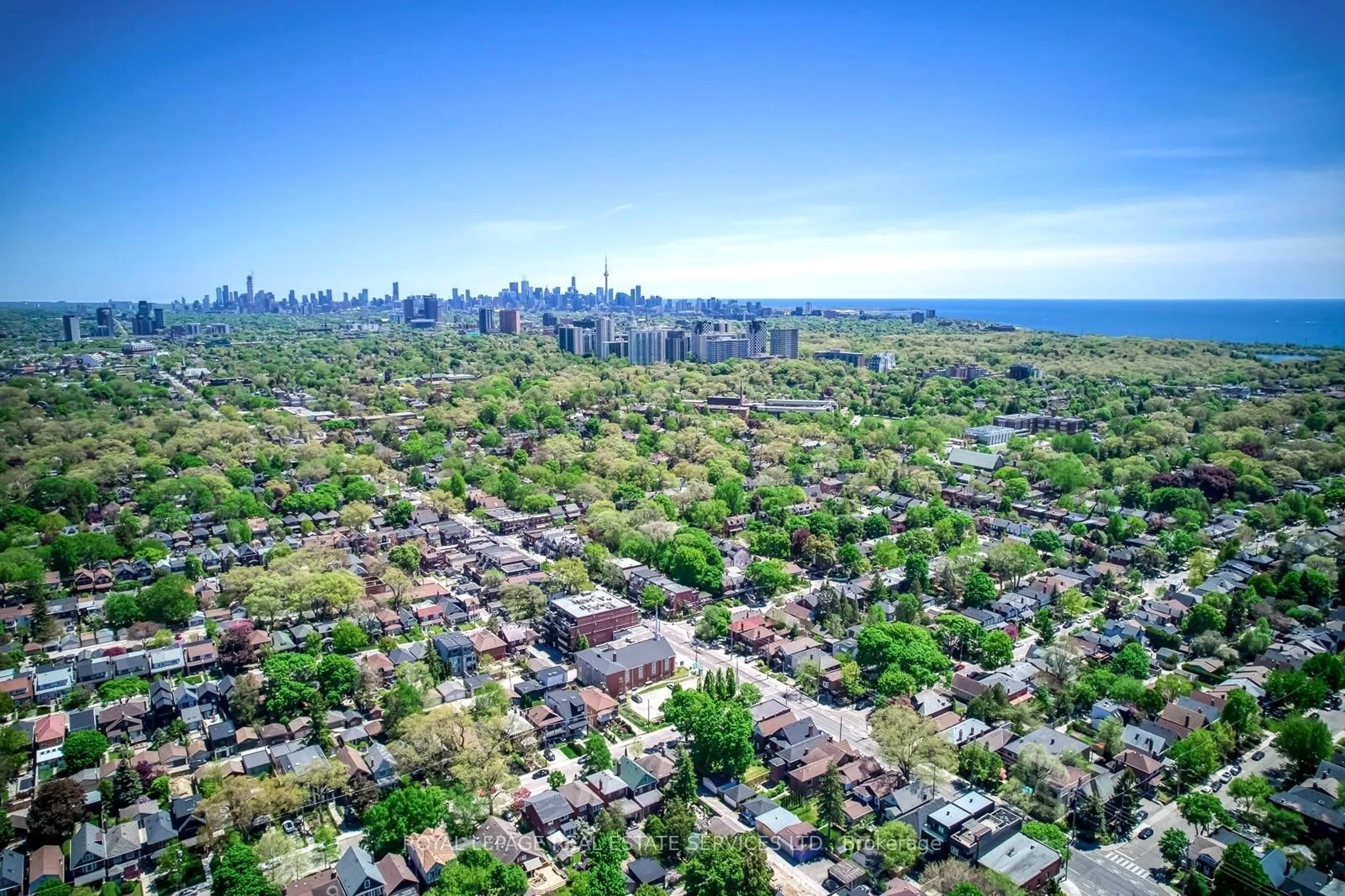 A pic from outside/outdoor area/front of a property/back of a property/a pic from drone, city buildings view from balcony for 561 Durie St, Toronto Ontario M6S 3H2