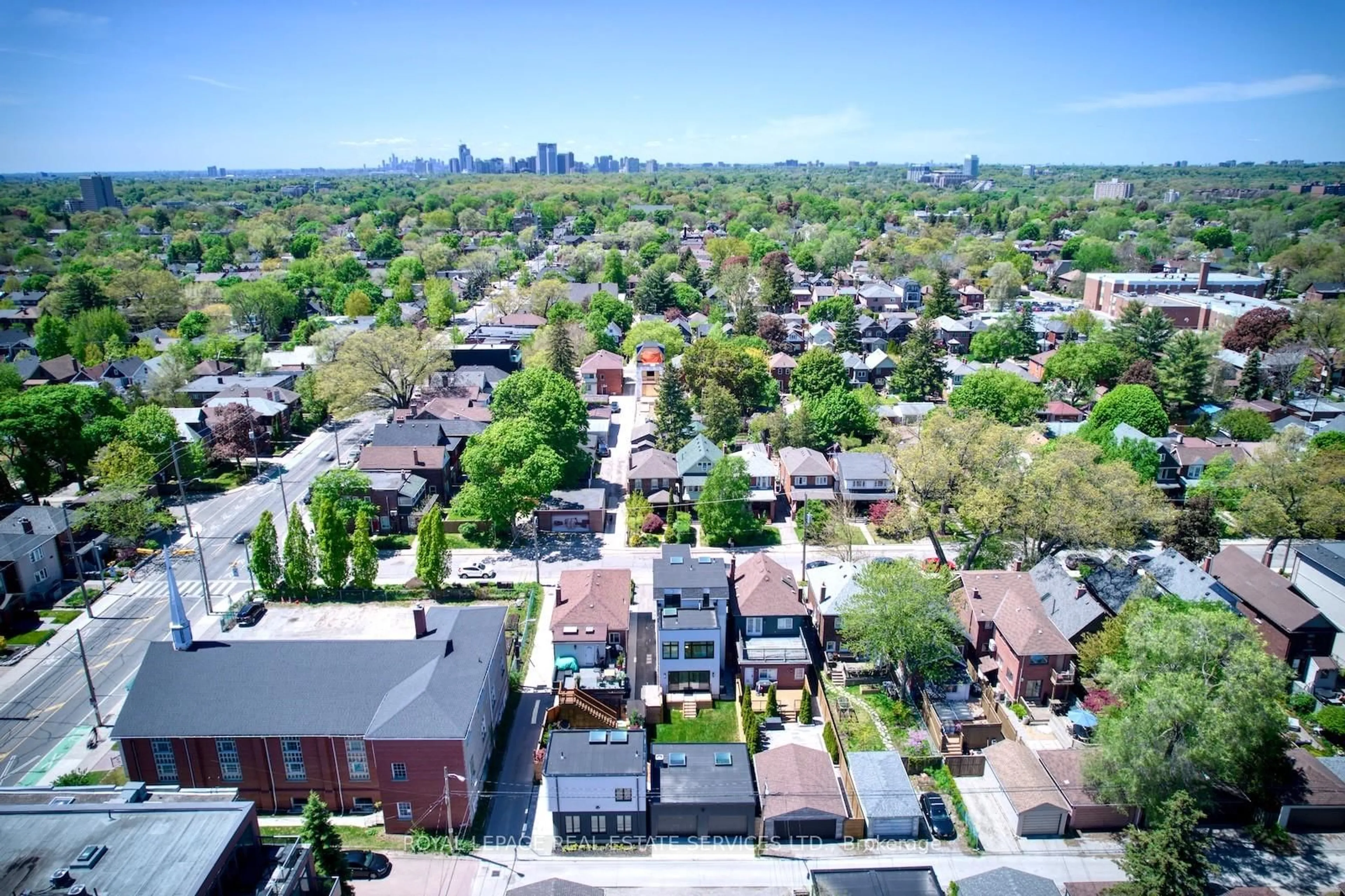 A pic from outside/outdoor area/front of a property/back of a property/a pic from drone, street for 561 Durie St, Toronto Ontario M6S 3H2