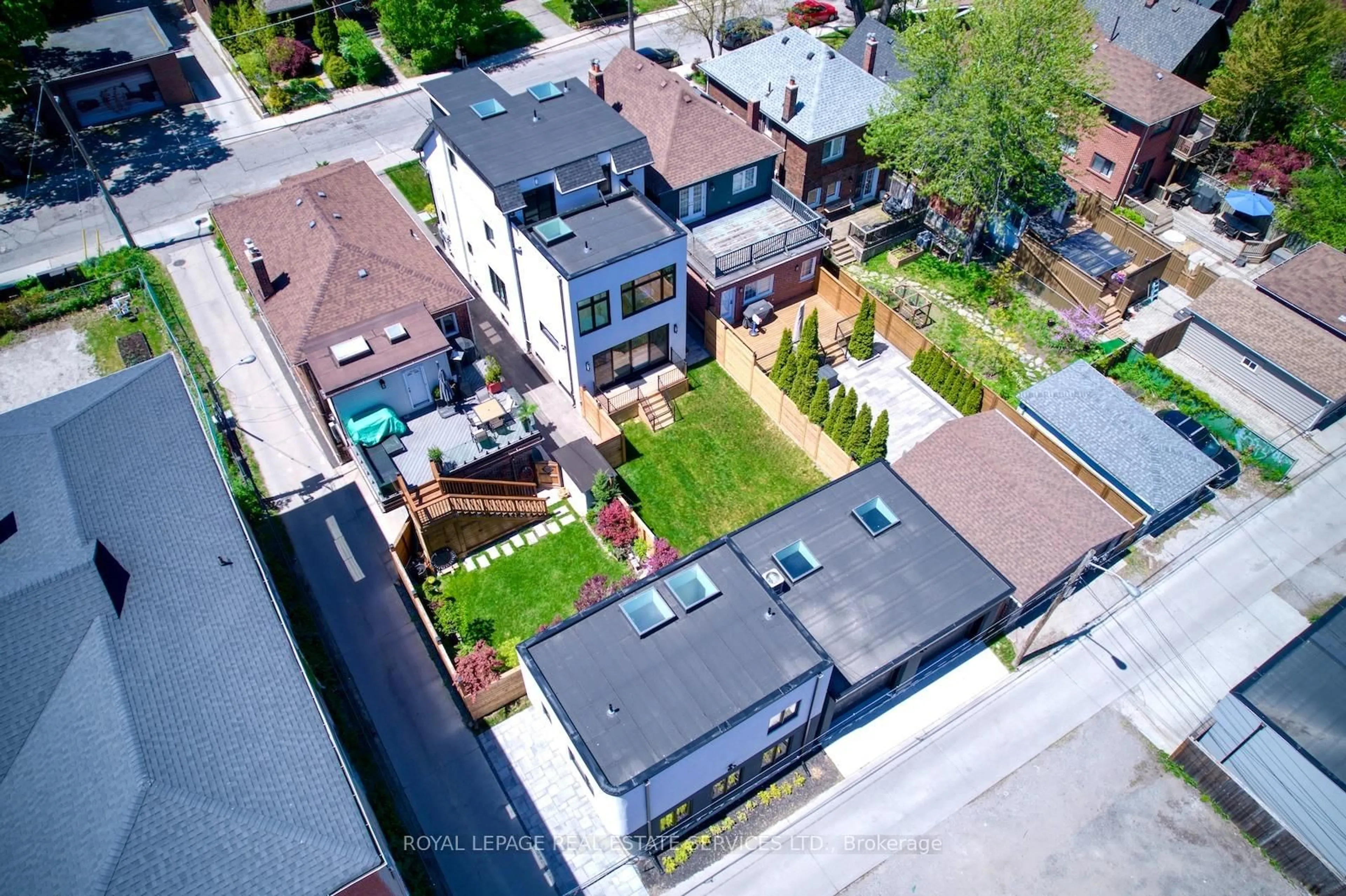 A pic from outside/outdoor area/front of a property/back of a property/a pic from drone, street for 561 Durie St, Toronto Ontario M6S 3H2
