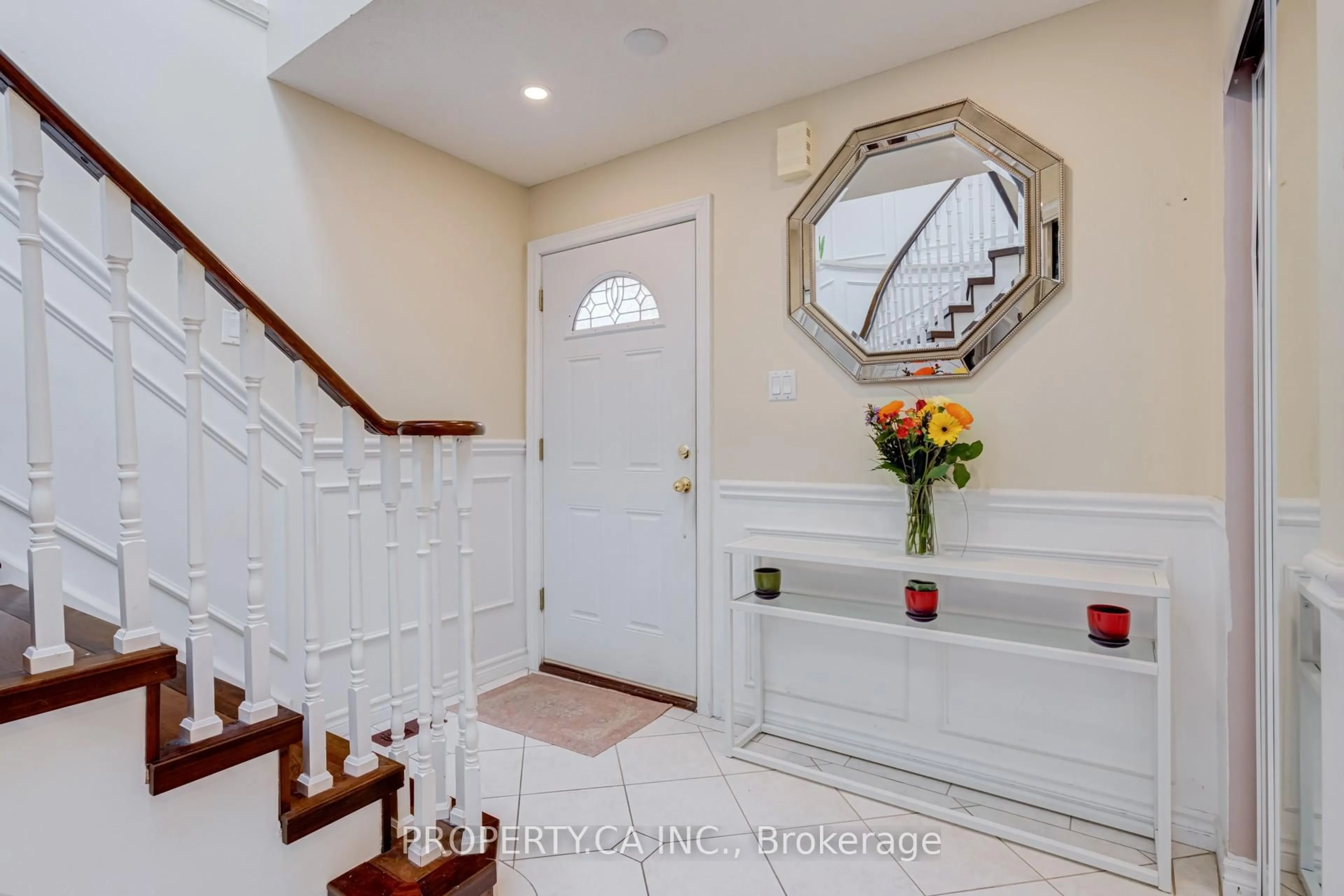 Indoor entryway for 32 Mckinnon Ave, Halton Hills Ontario L7G 5H5